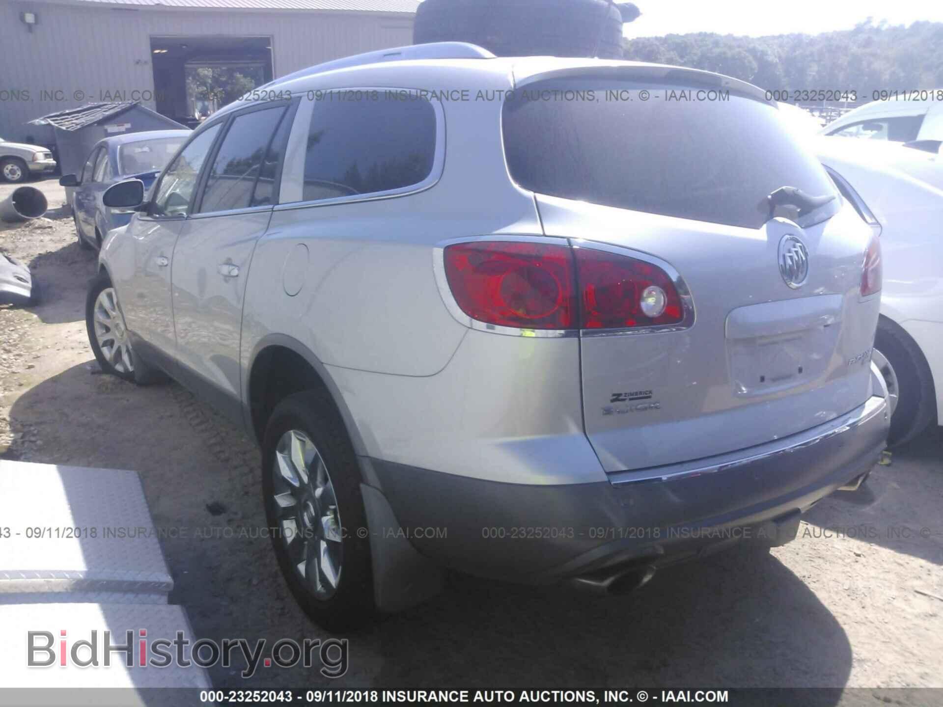 2011 Buick Enclave - VIN: 5GAKVCED6BJ300311 - Photo 3