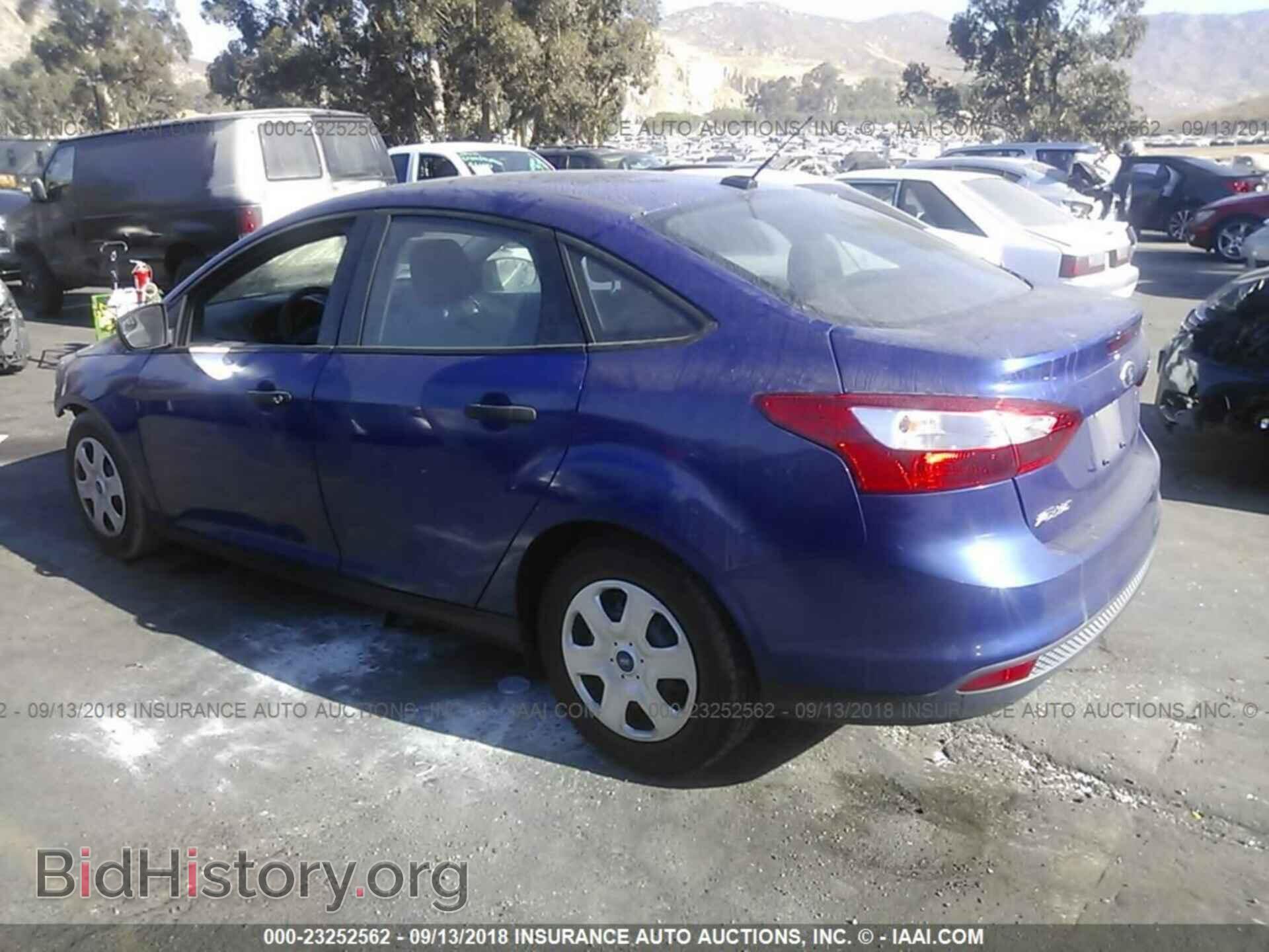 2012 Ford Focus - VIN: 1FAHP3E29CL267947 - Photo 3