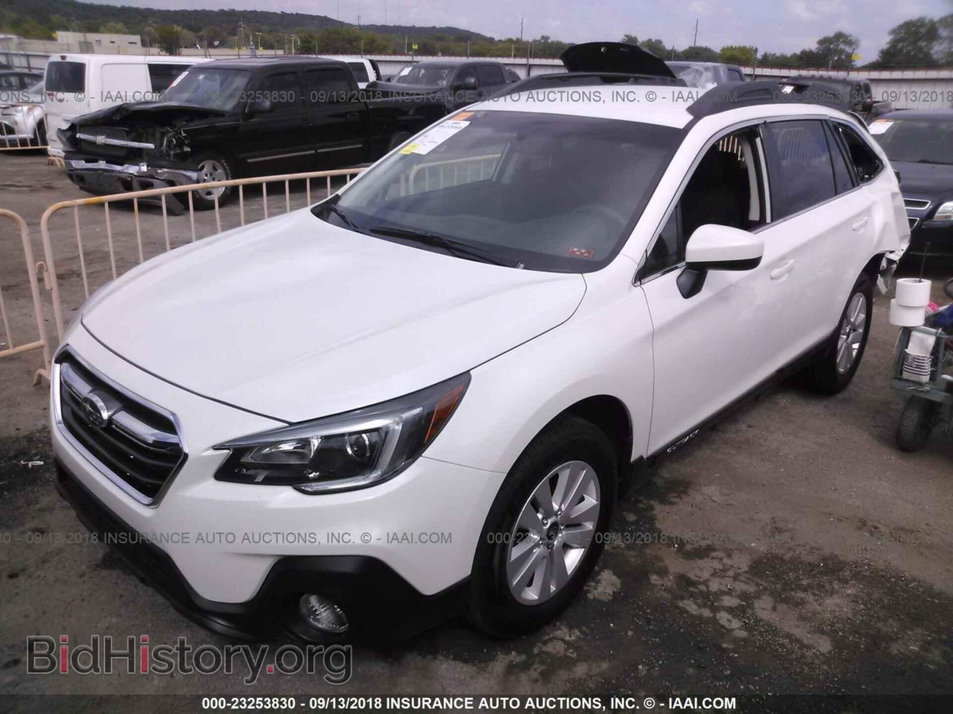 2018 Subaru Outback - VIN: 4S4BSACC5J3203590 - Photo 2