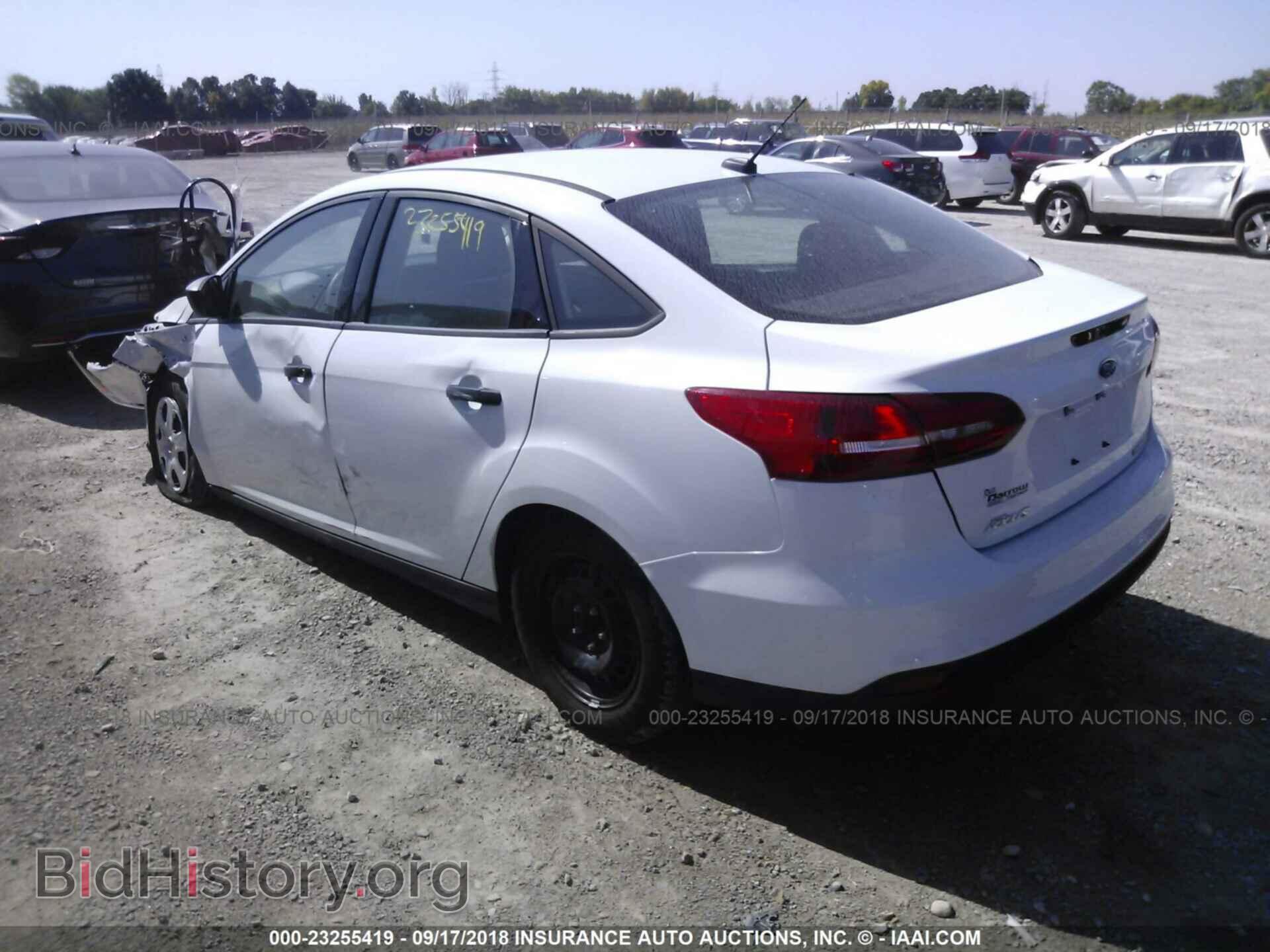 2016 Ford Focus - VIN: 1FADP3E22GL201812 - Photo 3