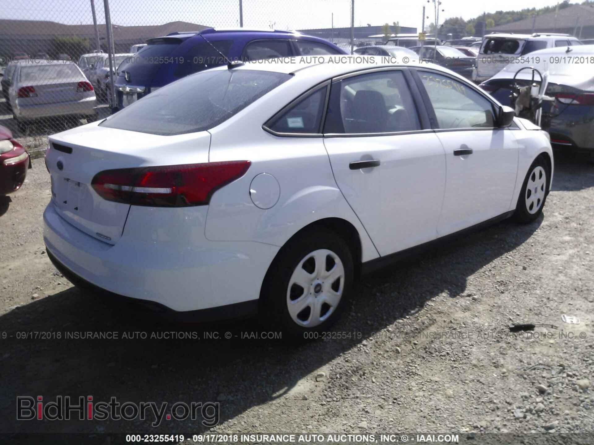 2016 Ford Focus - VIN: 1FADP3E22GL201812 - Photo 4