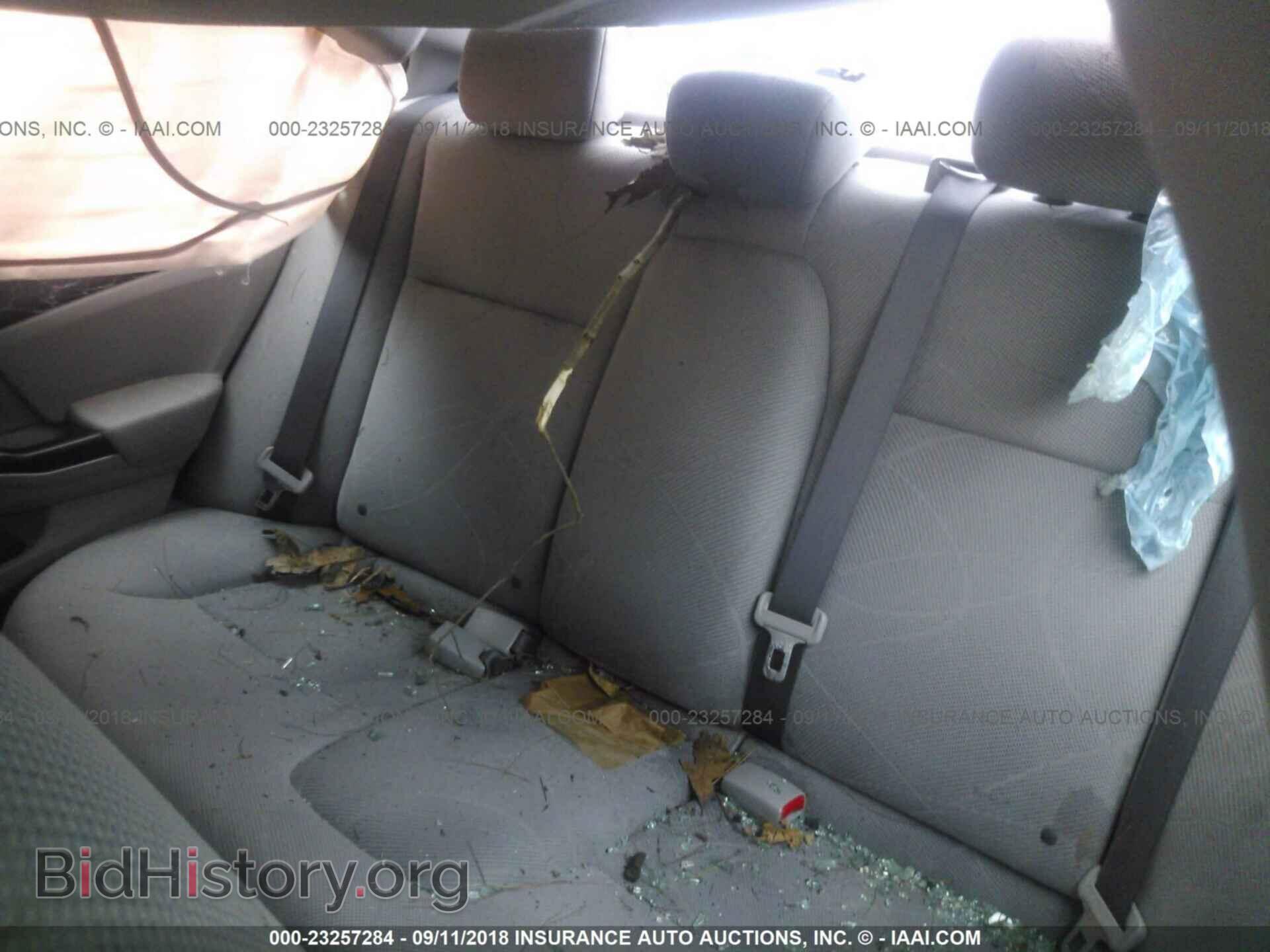 2012 Honda Civic - VIN: 2HGFB2F58CH573586 - Photo 8