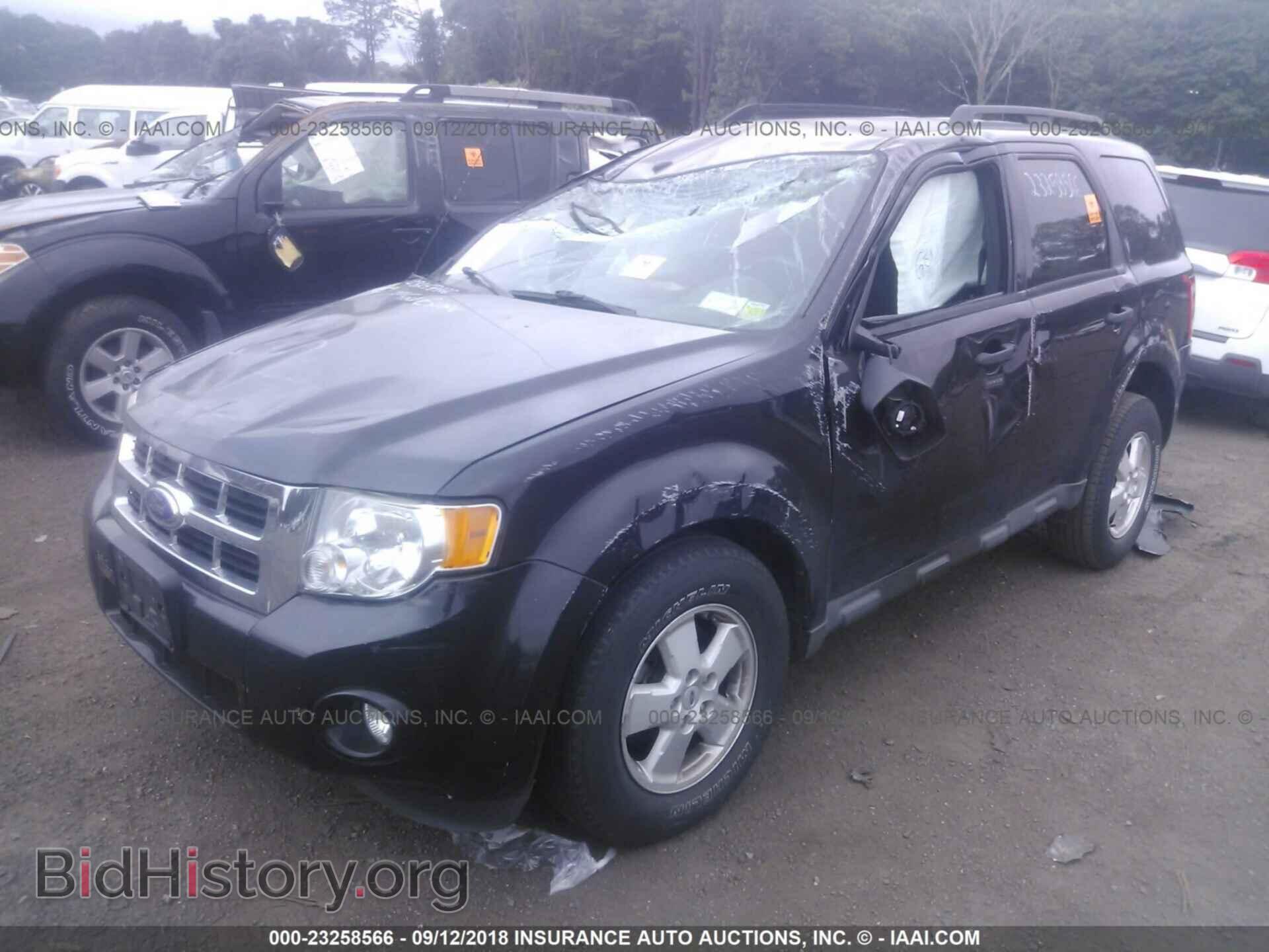 2011 Ford Escape - VIN: 1FMCU9DG2BKB92084 - Фото 2