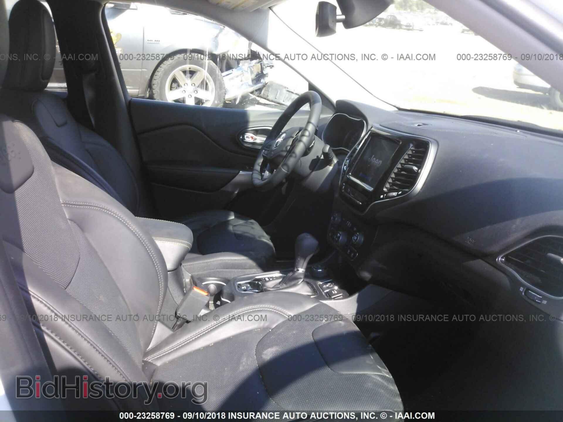 2019 Jeep Cherokee - VIN: 1C4PJMDX6KD111870 - Photo 5