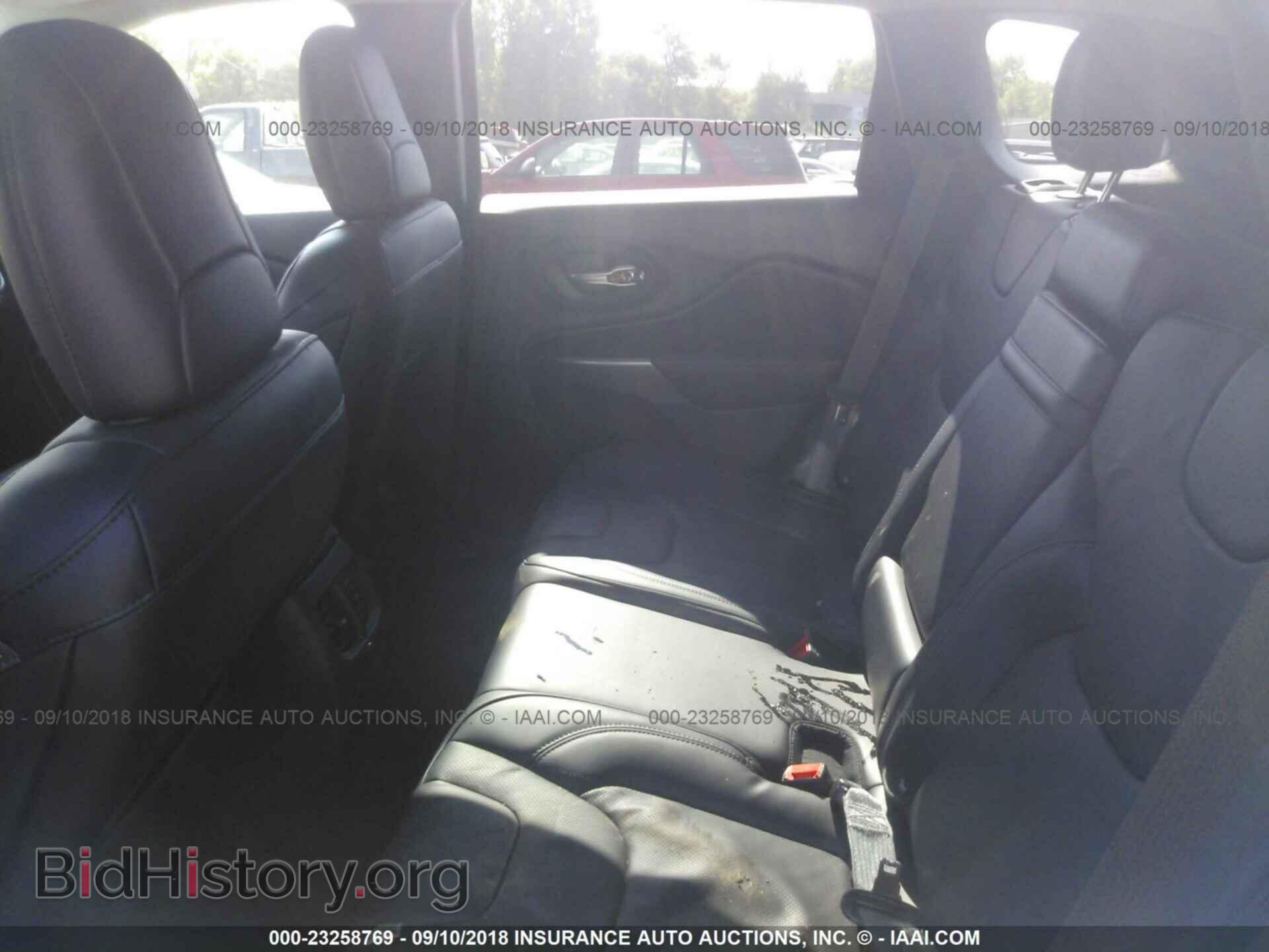2019 Jeep Cherokee - VIN: 1C4PJMDX6KD111870 - Photo 8