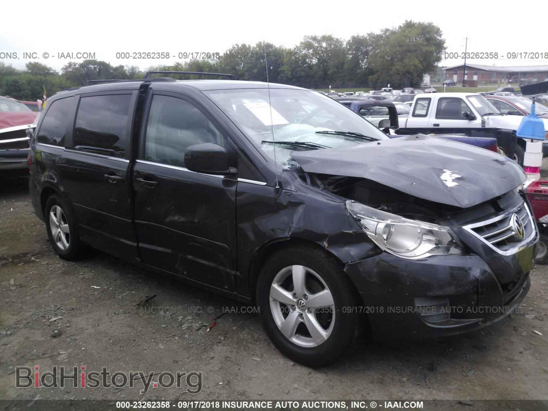 Photo 2V4RW5DG3BR698564 - VOLKSWAGEN ROUTAN 2011