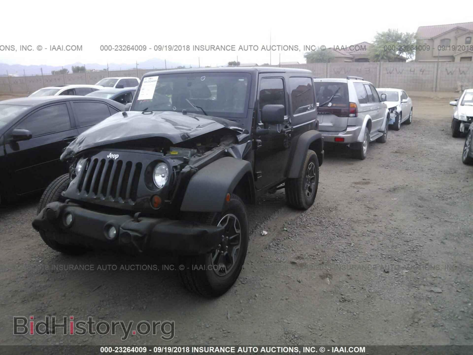 2011 Jeep Wrangler - VIN: 1J4AA2D10BL637062 - Фото 2