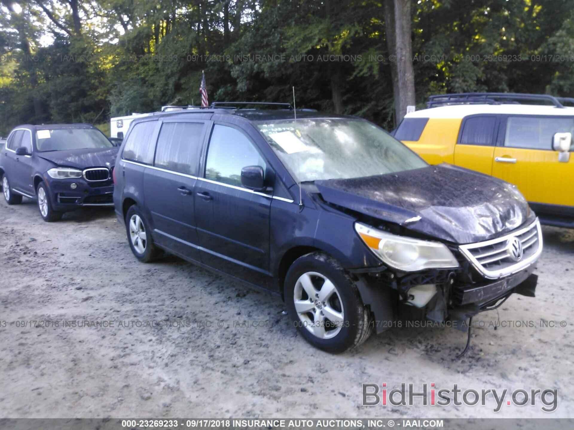 Photo 2V4RW3DG0BR691849 - Volkswagen Routan 2011