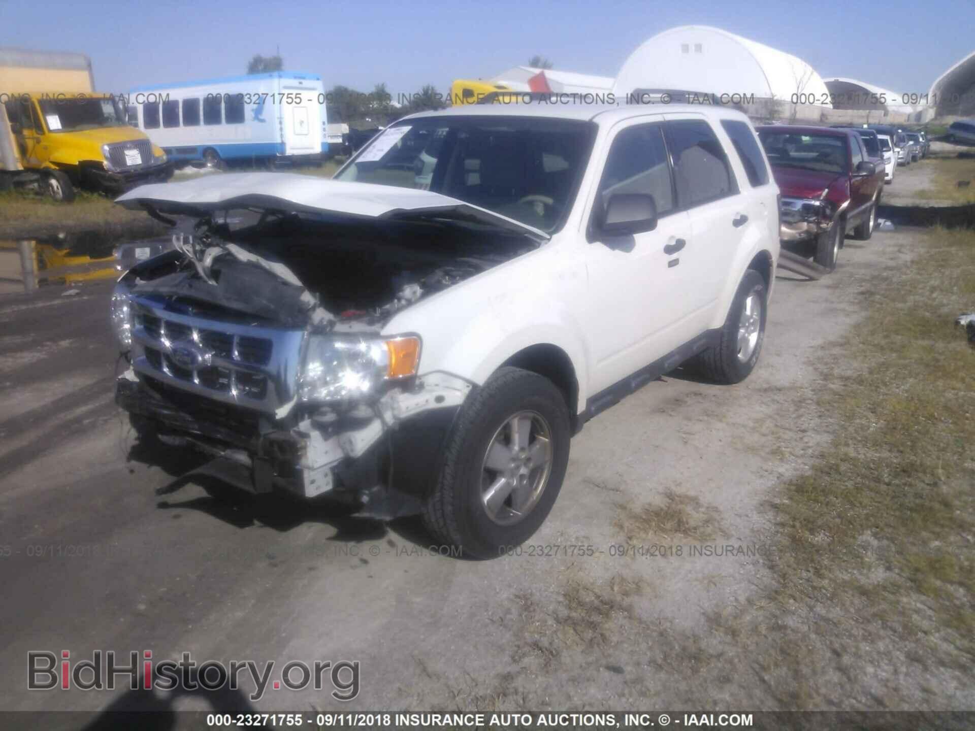 2011 Ford Escape - VIN: 1FMCU9DG8BKA15152 - Photo 2