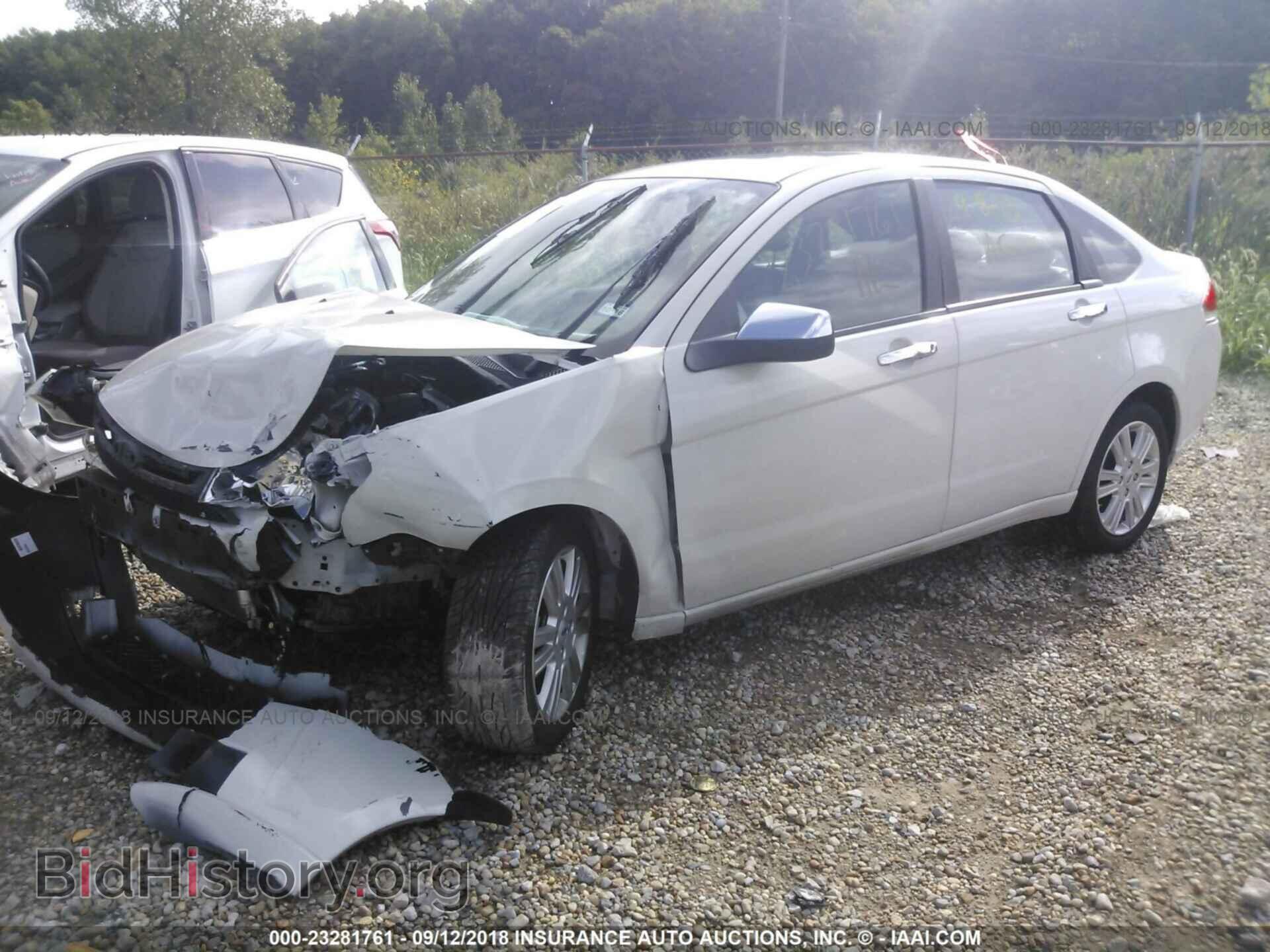 2011 Ford Focus - VIN: 1FAHP3HN2BW205020 - Фото 2