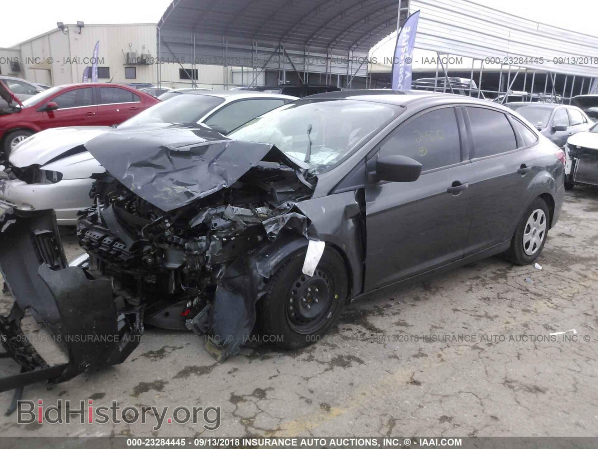 2018 Ford Focus - VIN: 1FADP3E26JL249210 - Фото 2