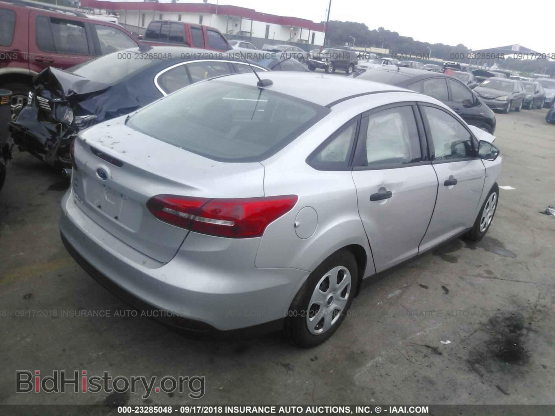 2016 Ford Focus - VIN: 1FADP3E25GL274303 - Photo 4