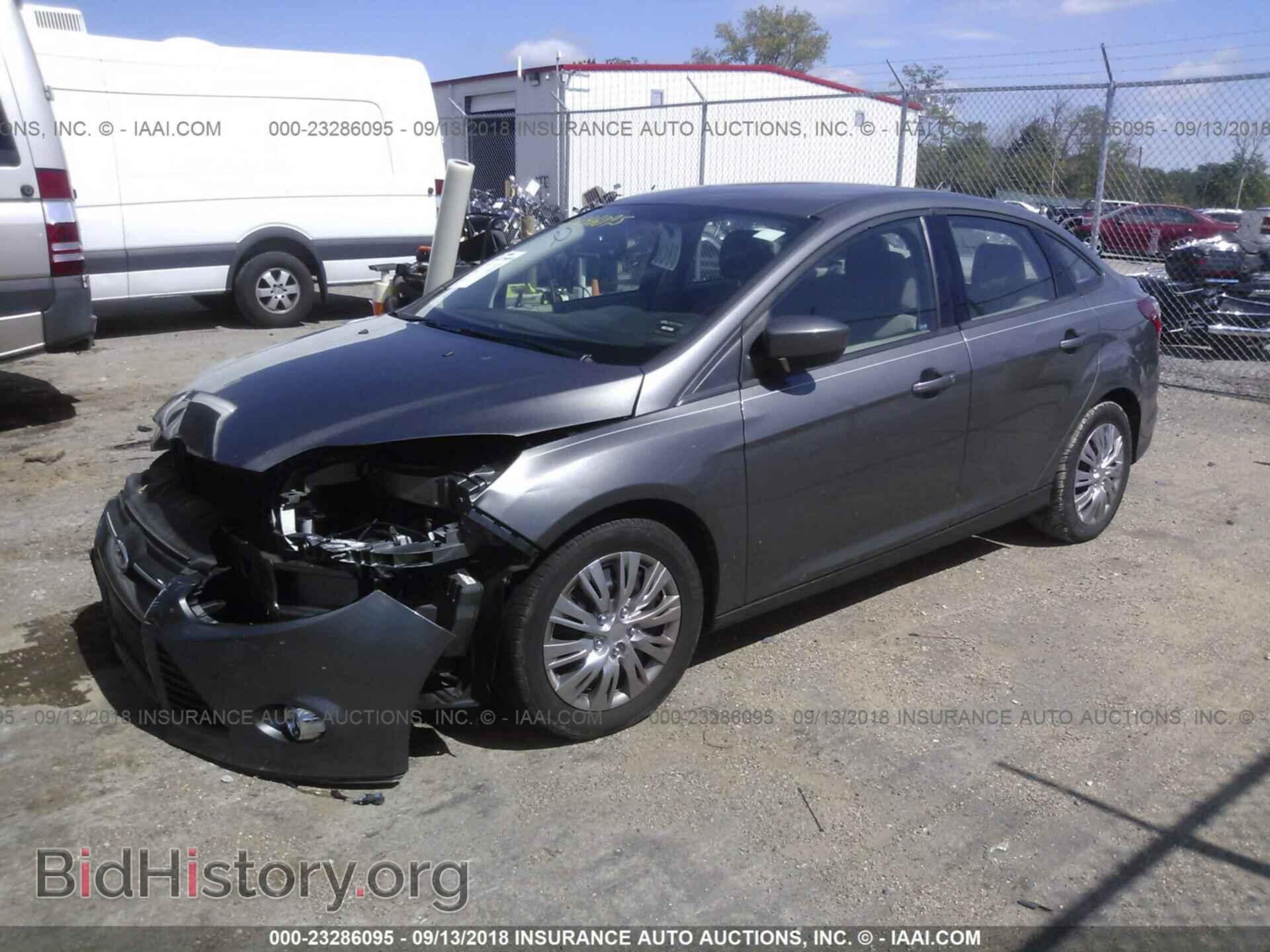 2012 Ford Focus - VIN: 1FAHP3F22CL447768 - Фото 2