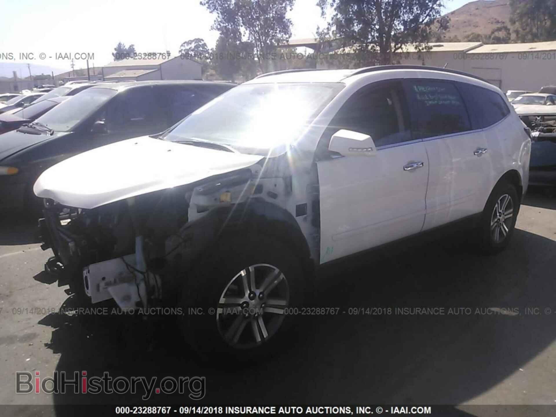 2015 Chevrolet Traverse - VIN: 1GNKRGKD1FJ209734 - Фото 2