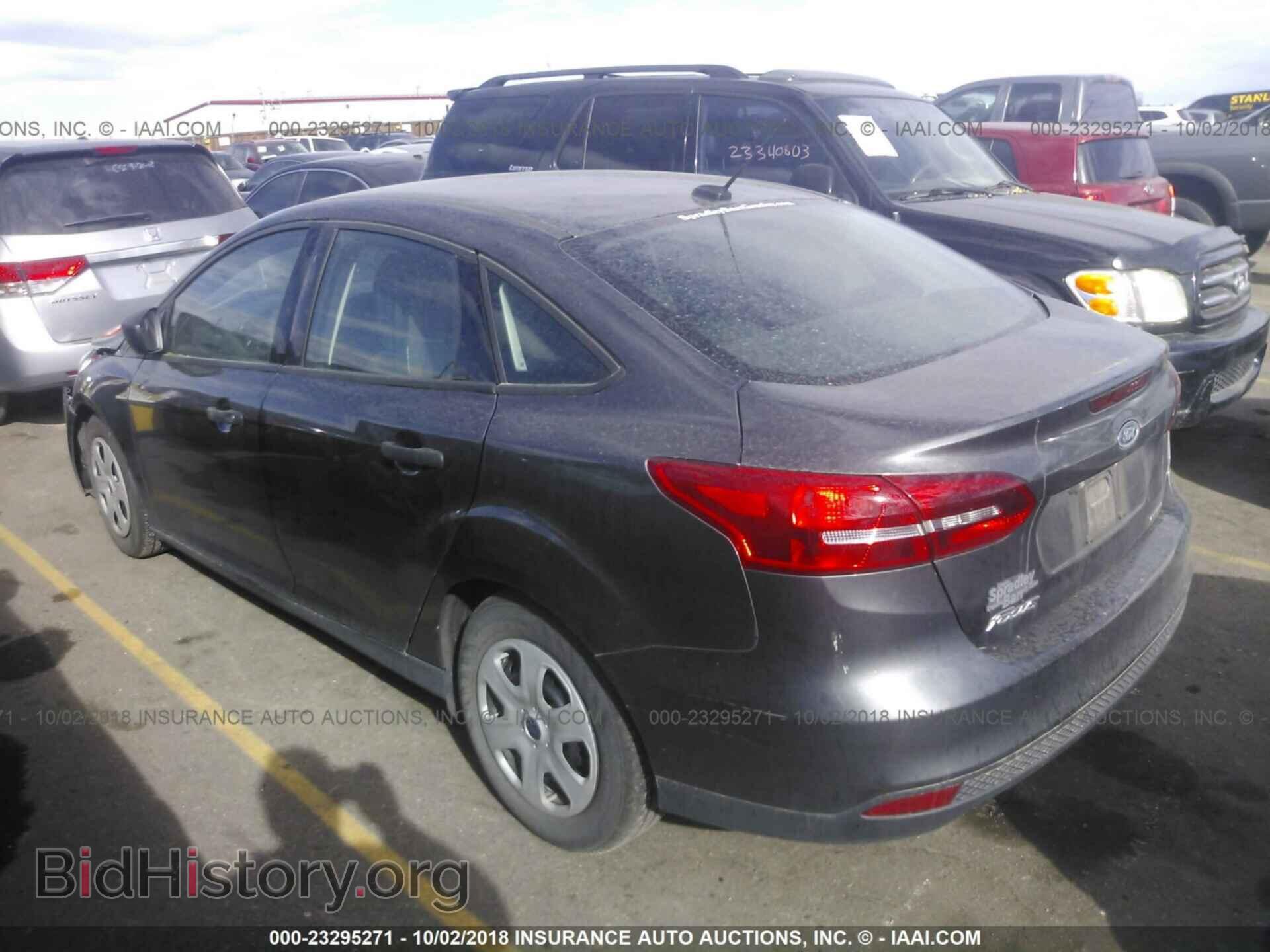 2016 Ford Focus - VIN: 1FADP3E20GL262754 - Photo 3
