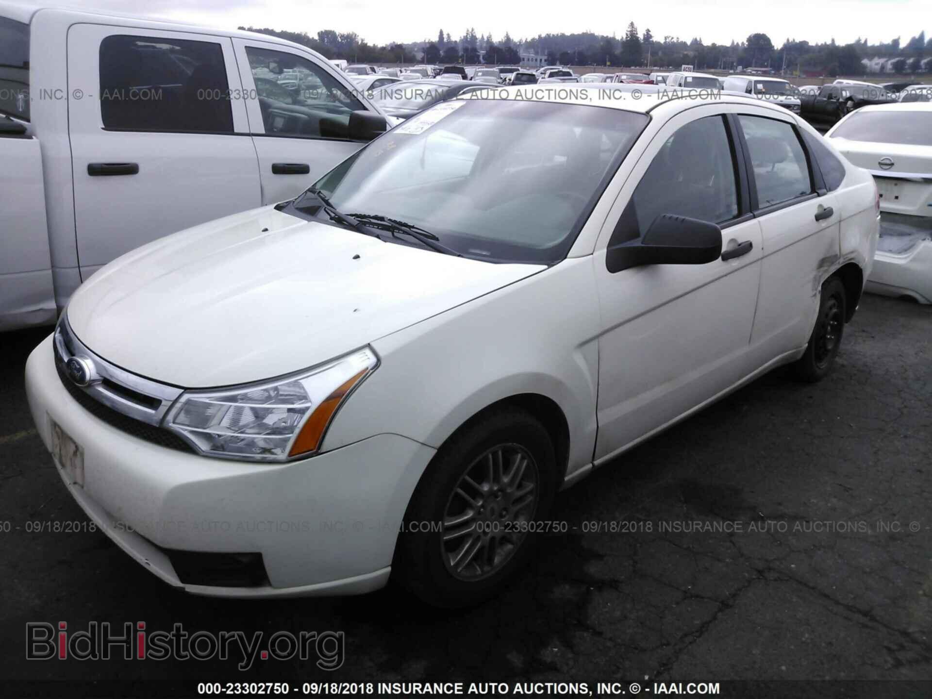 2011 Ford Focus - VIN: 1FAHP3FN6BW181758 - Фото 2