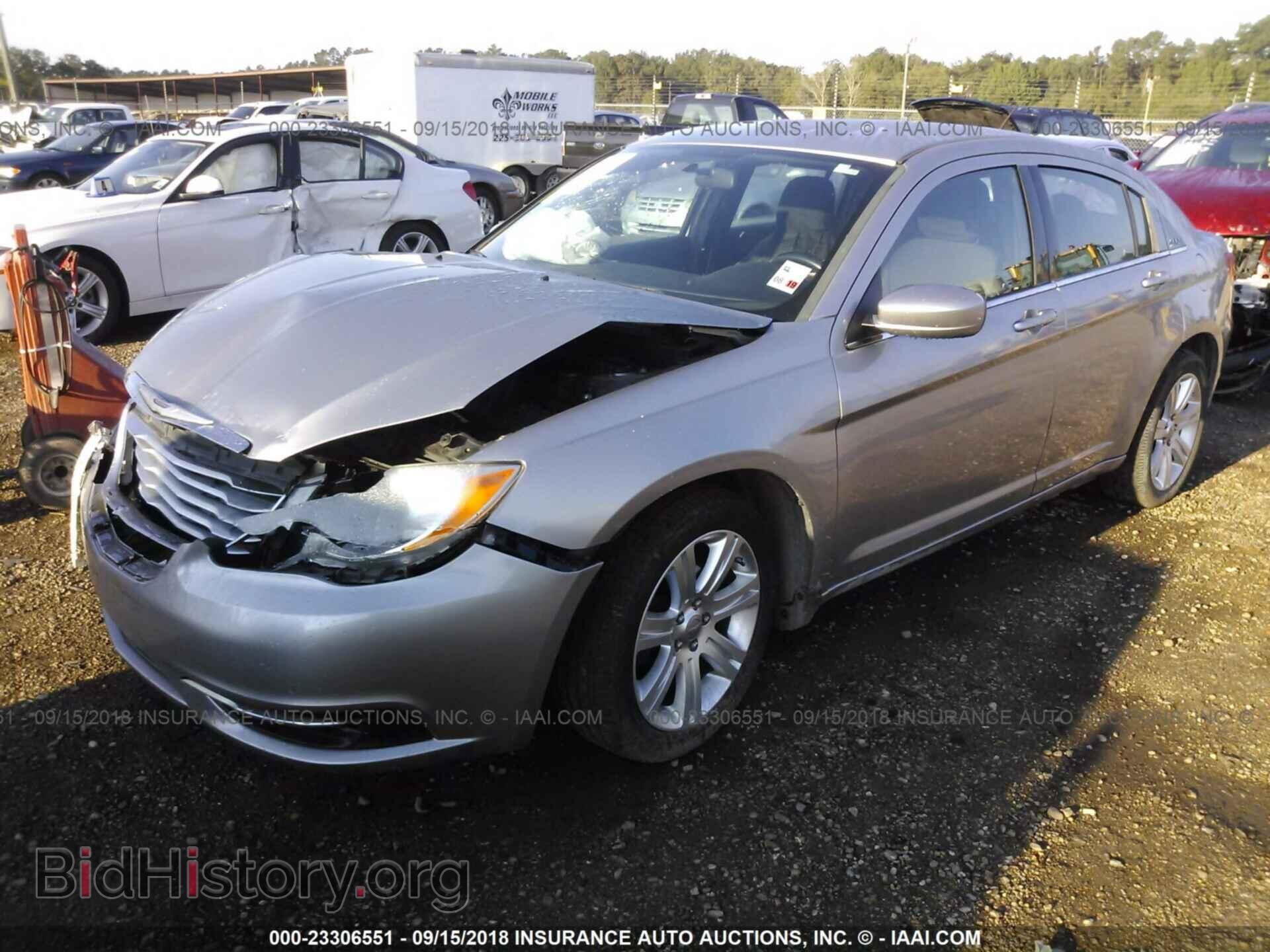 2013 Chrysler 200 - VIN: 1C3CCBBB2DN693732 - Фото 2