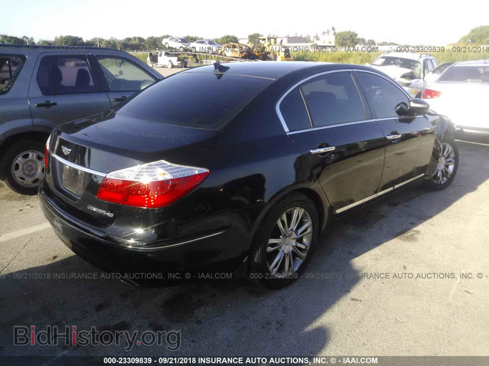 2011 Hyundai Genesis - VIN: KMHGC4DF7BU120364 - Фото 4
