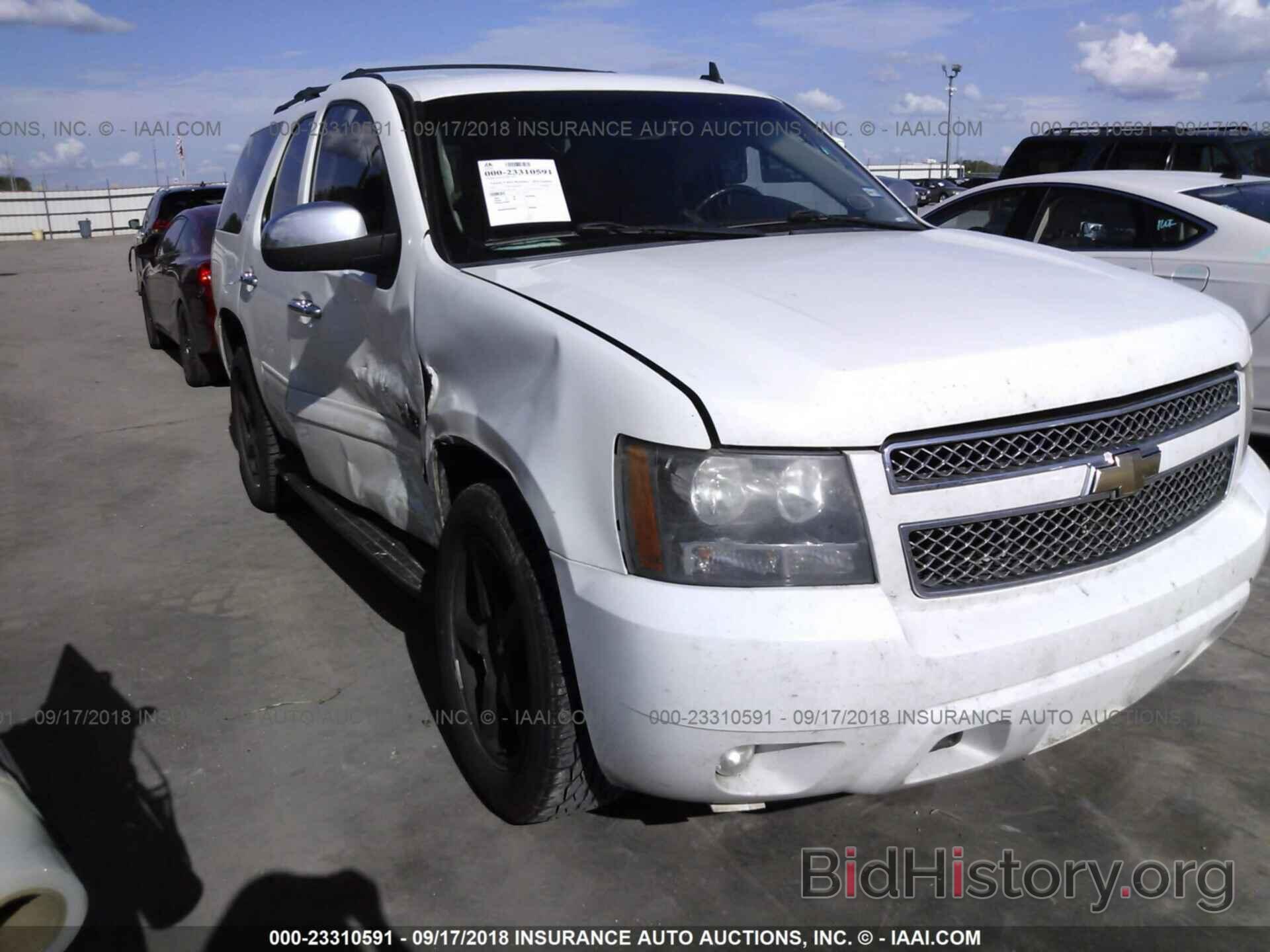 Photo 1GNSCBE03BR361829 - CHEVROLET TAHOE 2011