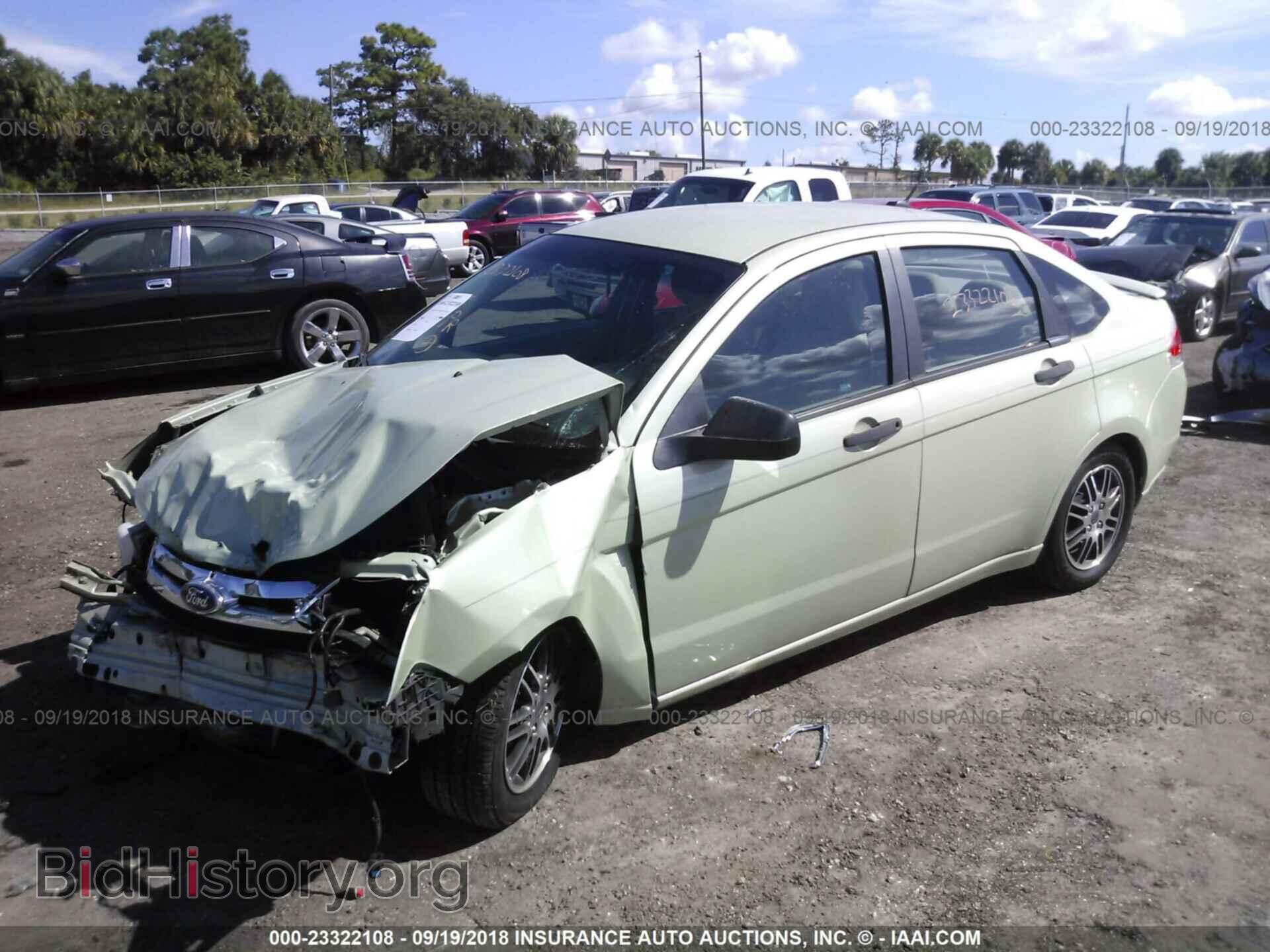 2011 Ford Focus - VIN: 1FAHP3FN1BW142673 - Фото 2