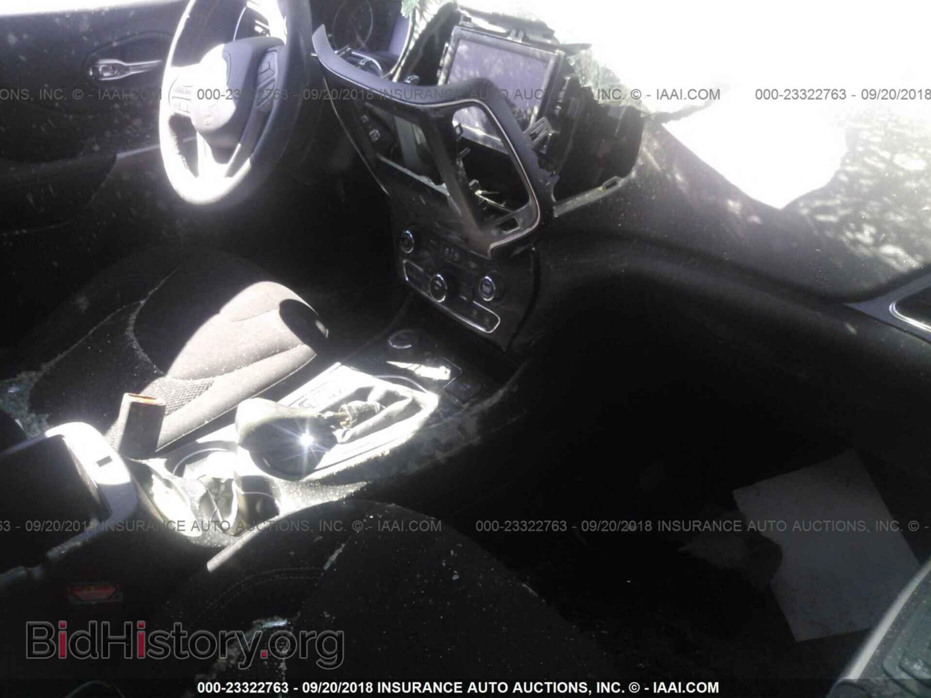 2019 Jeep Cherokee - VIN: 1C4PJMCB6KD212011 - Photo 5