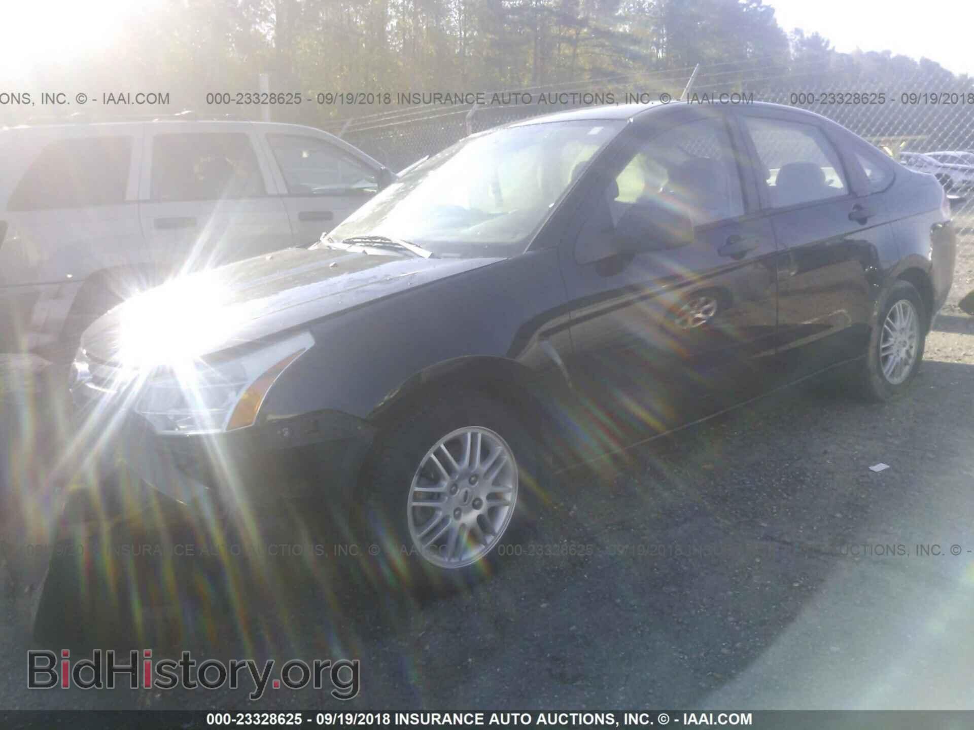 2011 Ford Focus - VIN: 1FAHP3FN6BW158934 - Фото 2