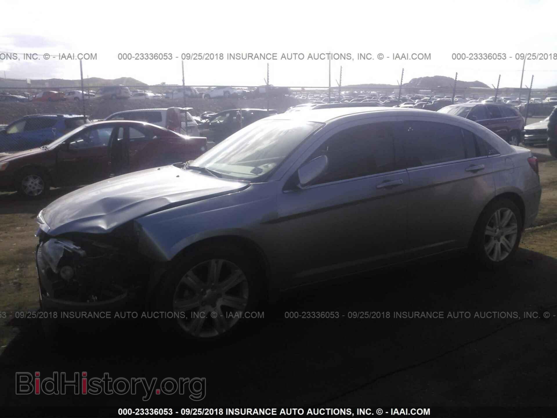 2013 Chrysler 200 - VIN: 1C3CCBABXDN705708 - Фото 2