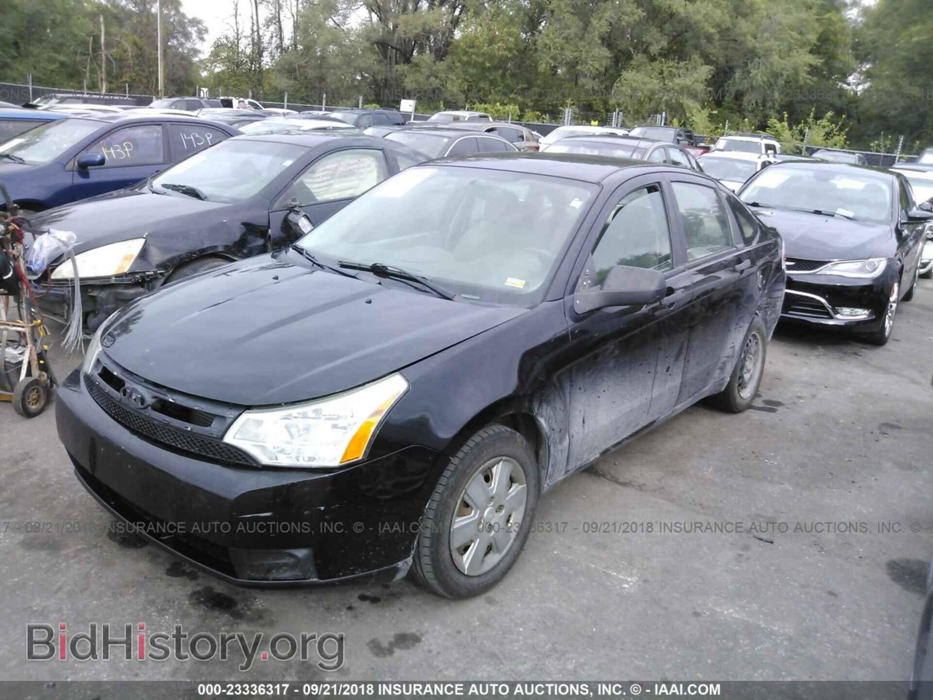 2011 Ford Focus - VIN: 1FAHP3EN1BW197139 - Фото 2