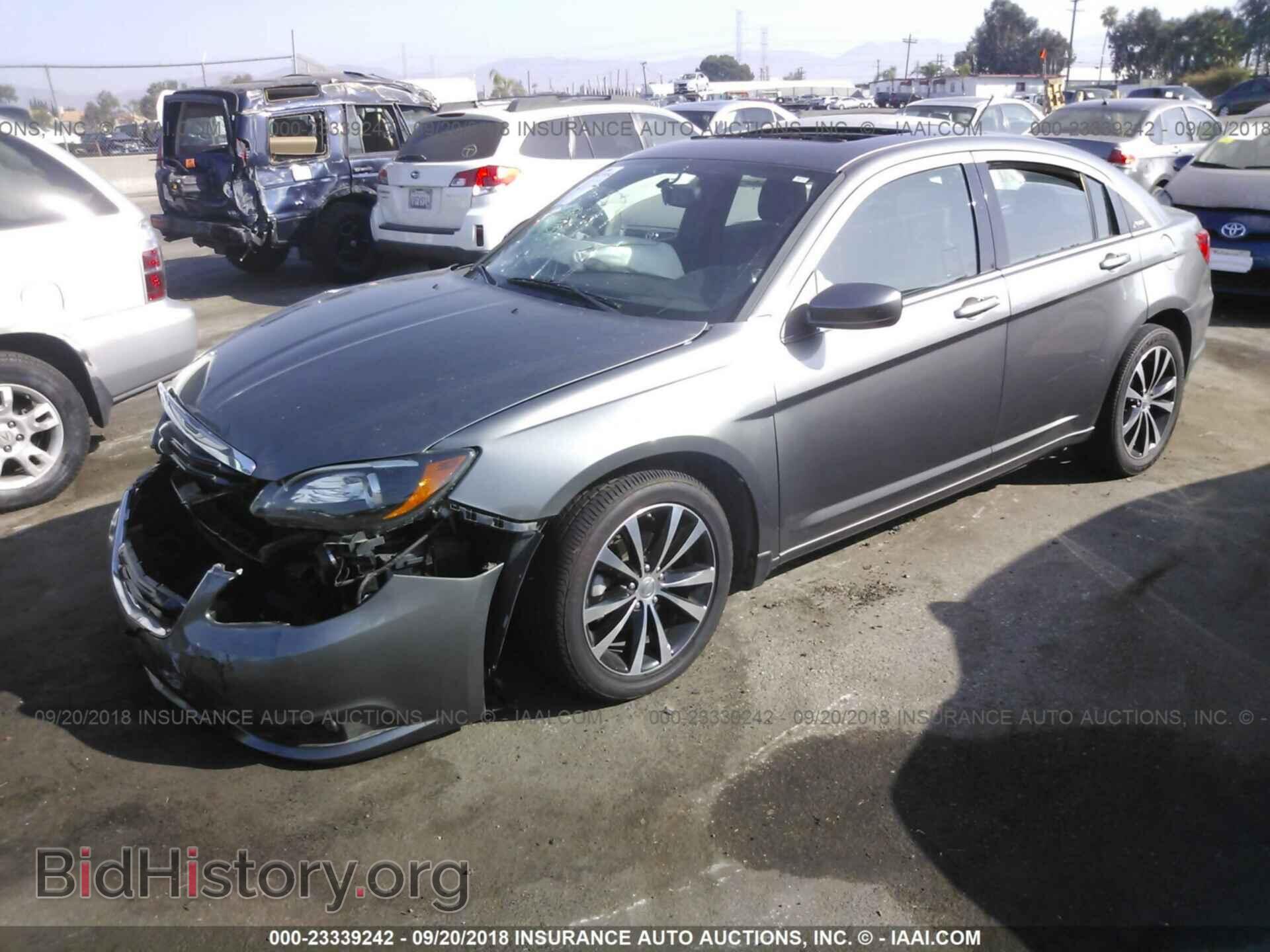 2013 Chrysler 200 - VIN: 1C3CCBBB2DN612115 - Фото 2