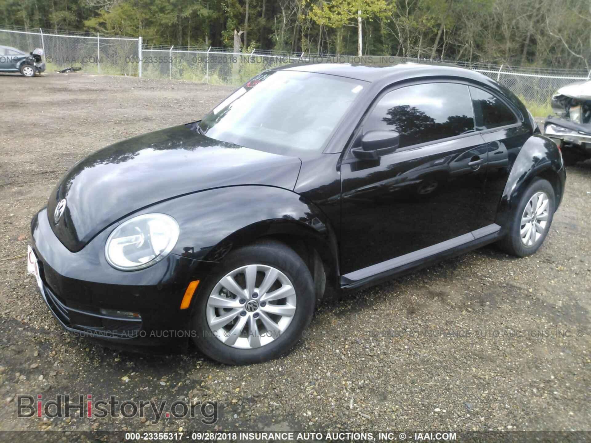 2014 Volkswagen Beetle - VIN: 3VWF17AT4EM637063 - Фото 2