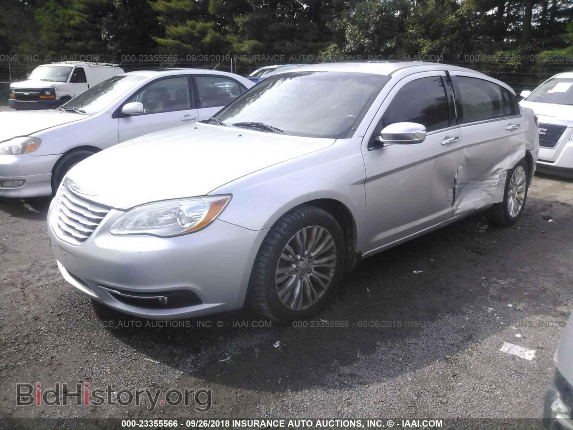 2011 Chrysler 200 - VIN: 1C3BC2FG3BN525256 - Фото 2