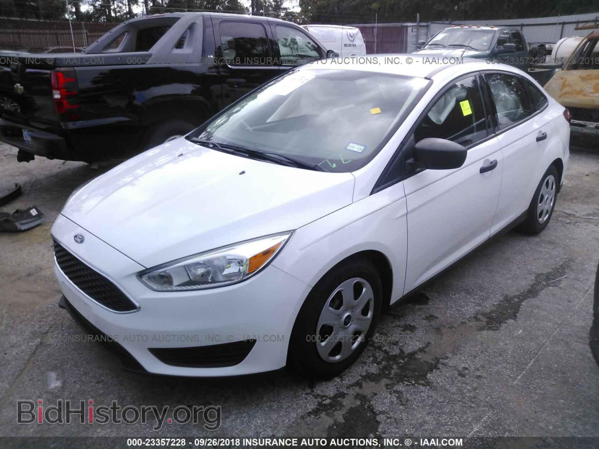 2016 Ford Focus - VIN: 1FADP3E23GL203066 - Photo 2