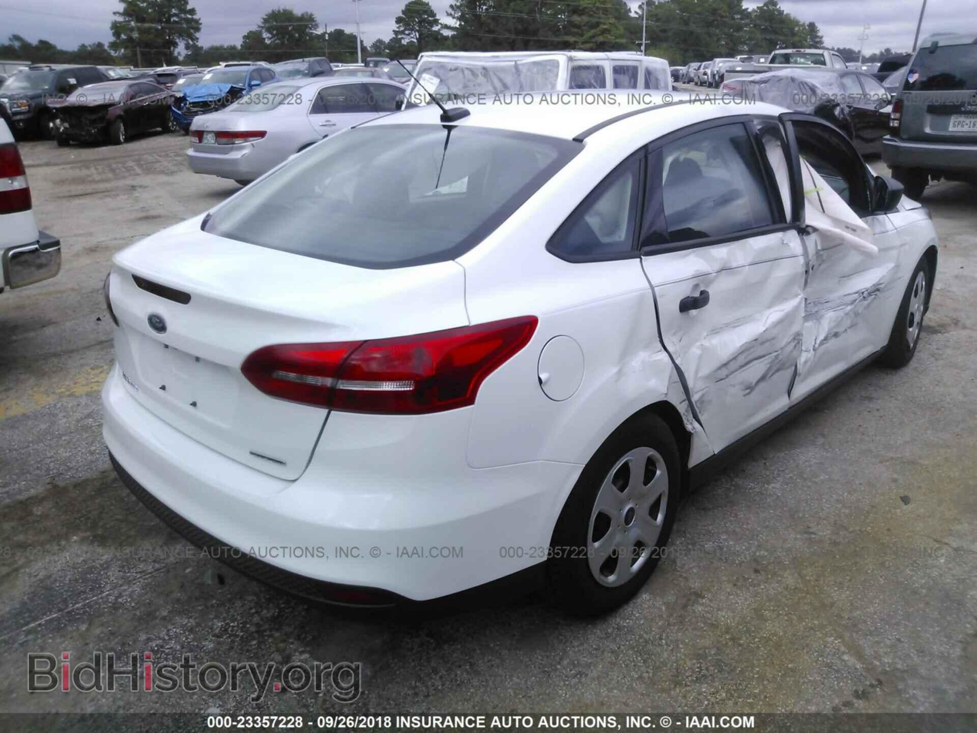 2016 Ford Focus - VIN: 1FADP3E23GL203066 - Photo 4
