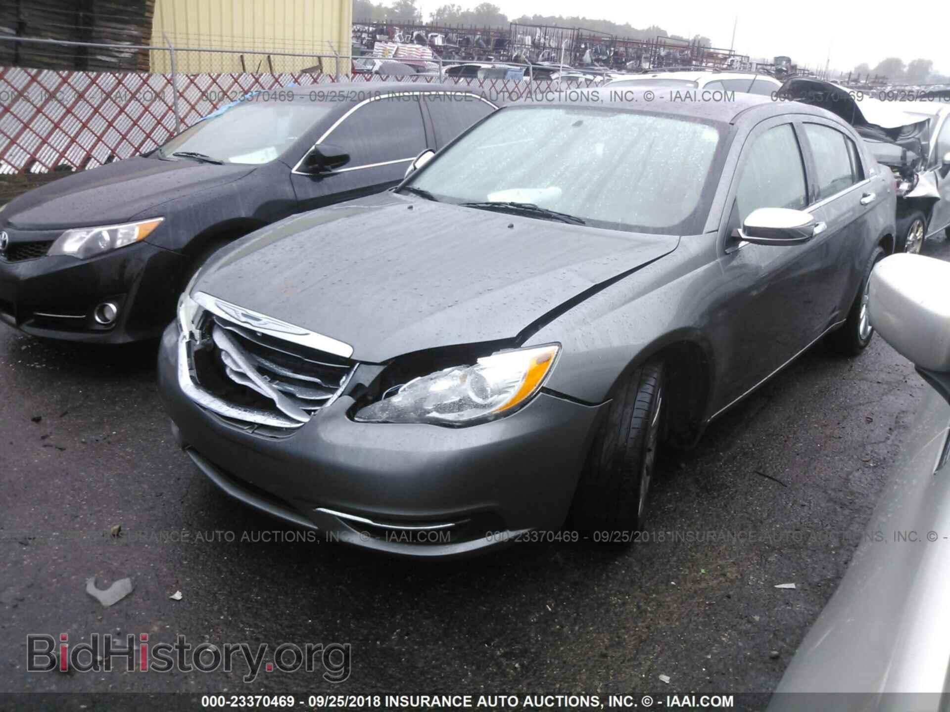 2013 Chrysler 200 - VIN: 1C3CCBBBXDN592776 - Фото 2