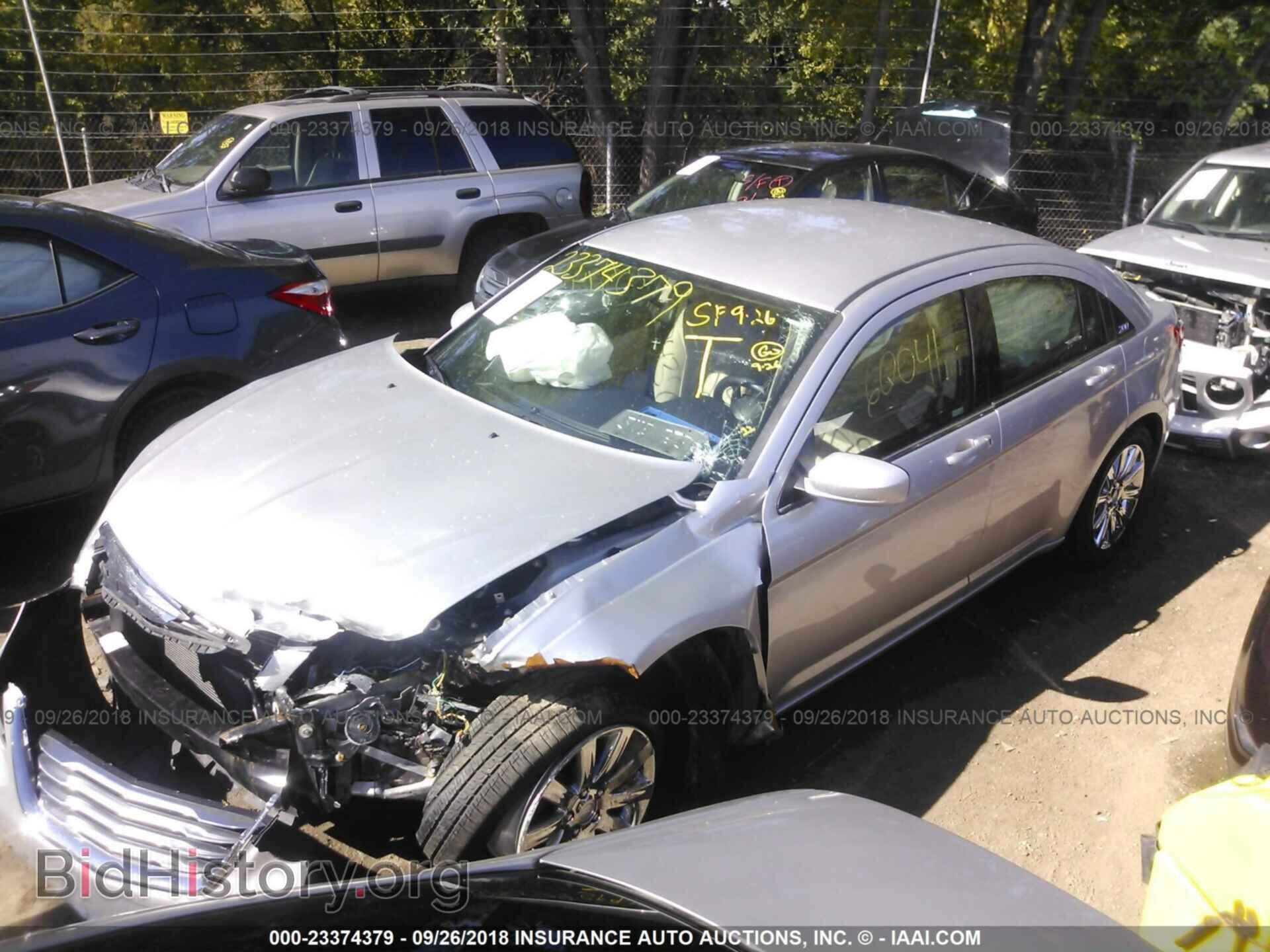2011 CHRYSLER 200 - VIN: 1C3BC1FG2BN570716 - Фото 2
