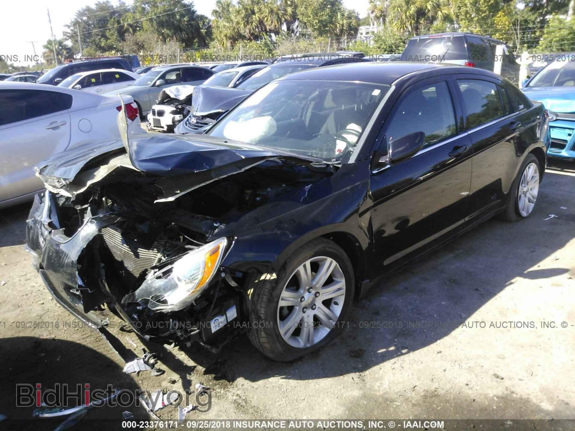 2013 Chrysler 200 - VIN: 1C3CCBBB6DN734864 - Фото 2