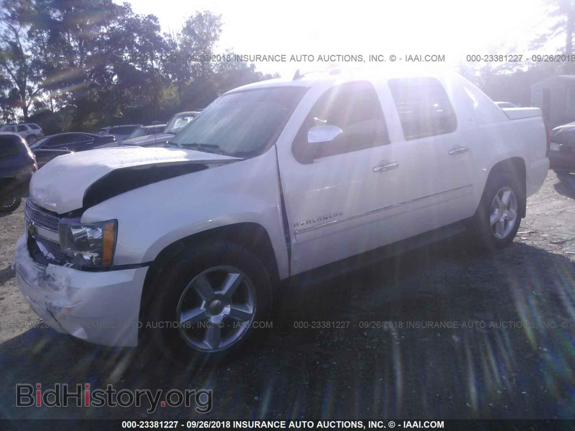 2011 Chevrolet Avalanche - VIN: 3GNTKGE32BG337150 - Фото 2