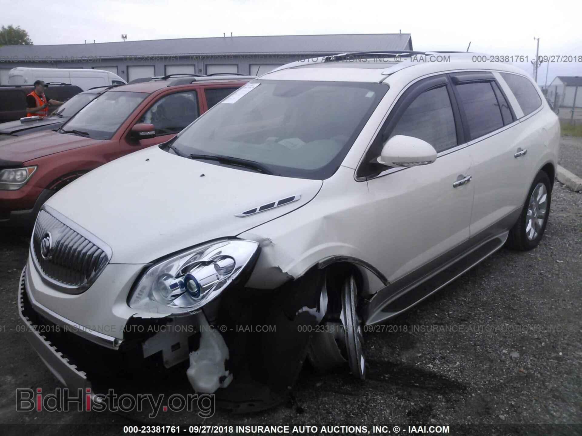 2011 Buick Enclave - VIN: 5GAKRCED5BJ266608 - Фото 2