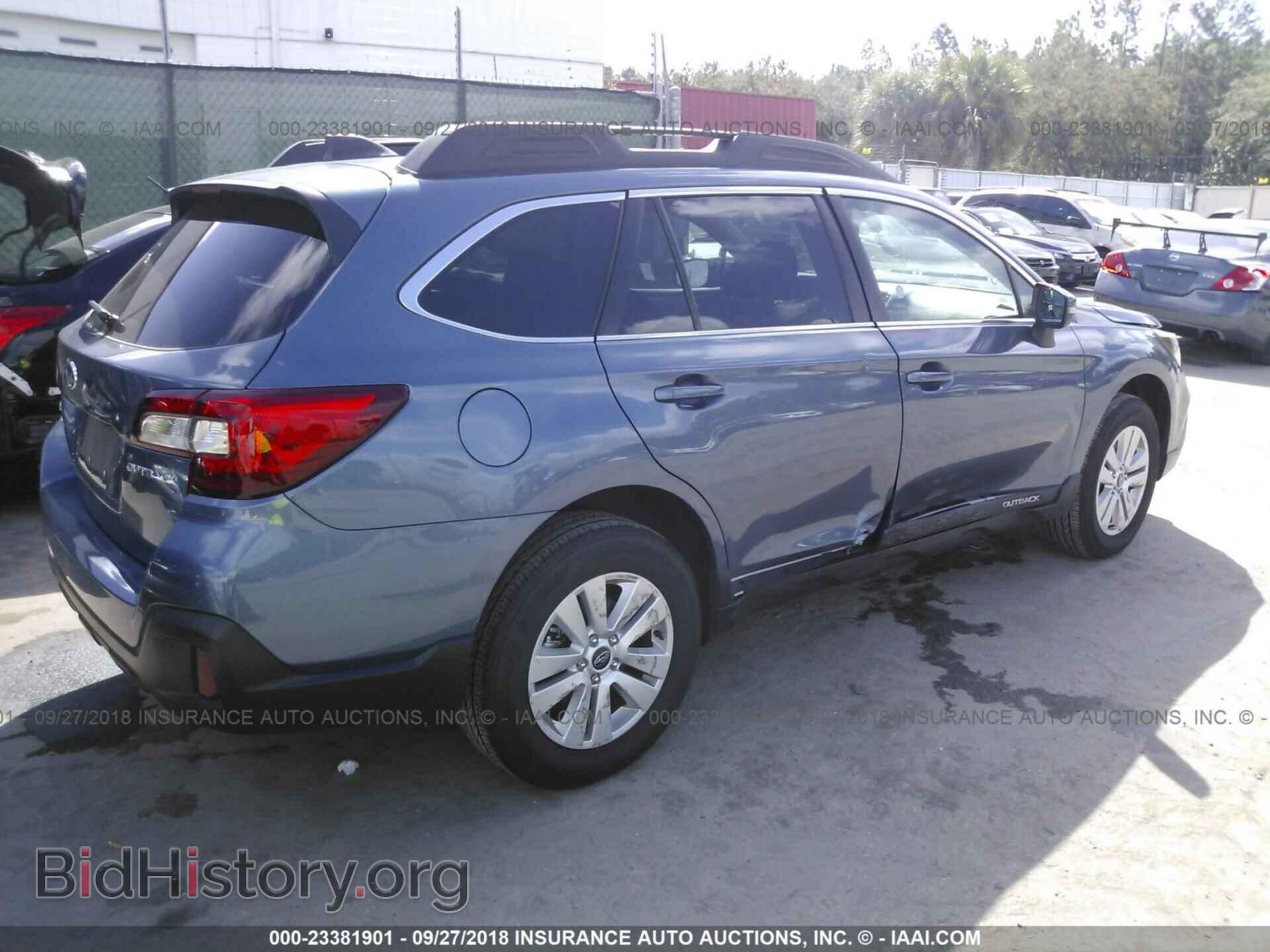 2018 Subaru Outback - VIN: 4S4BSAFC0J3304631 - Photo 4