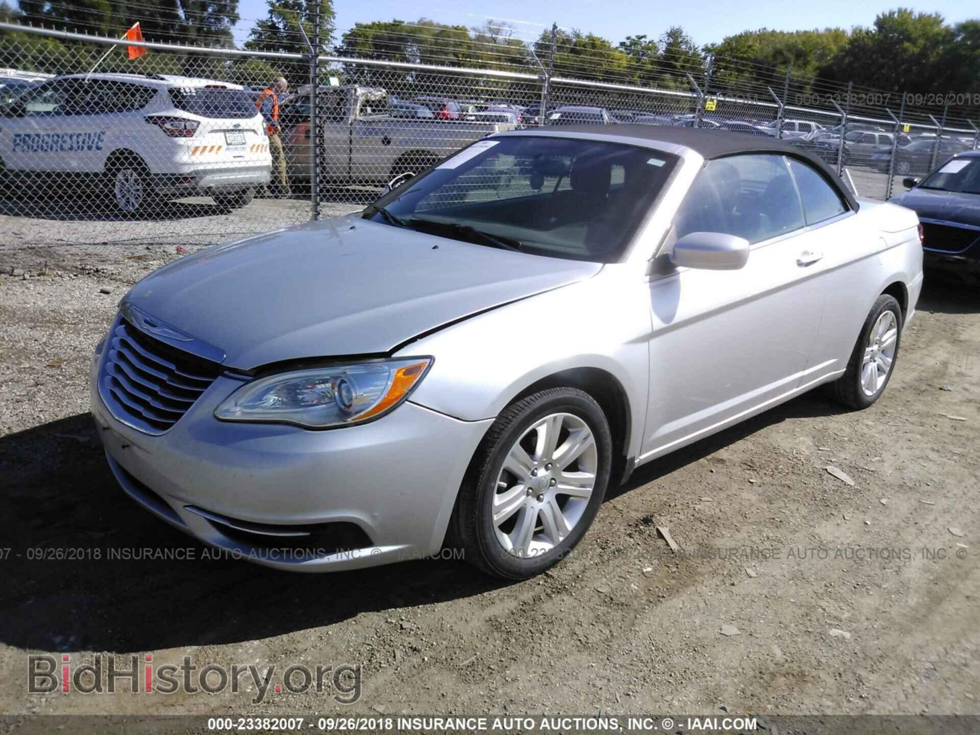 2011 Chrysler 200 - VIN: 1C3BC2EB6BN563862 - Photo 2