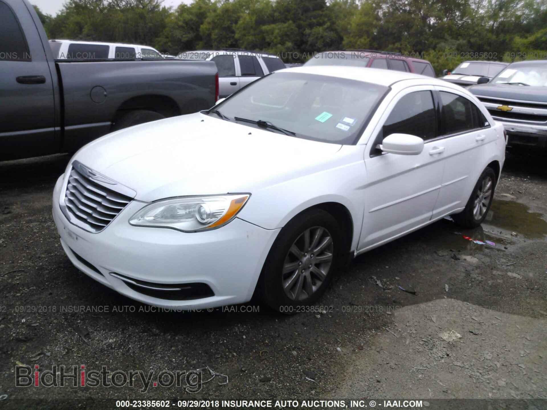 2013 Chrysler 200 - VIN: 1C3CCBBB8DN635902 - Photo 2