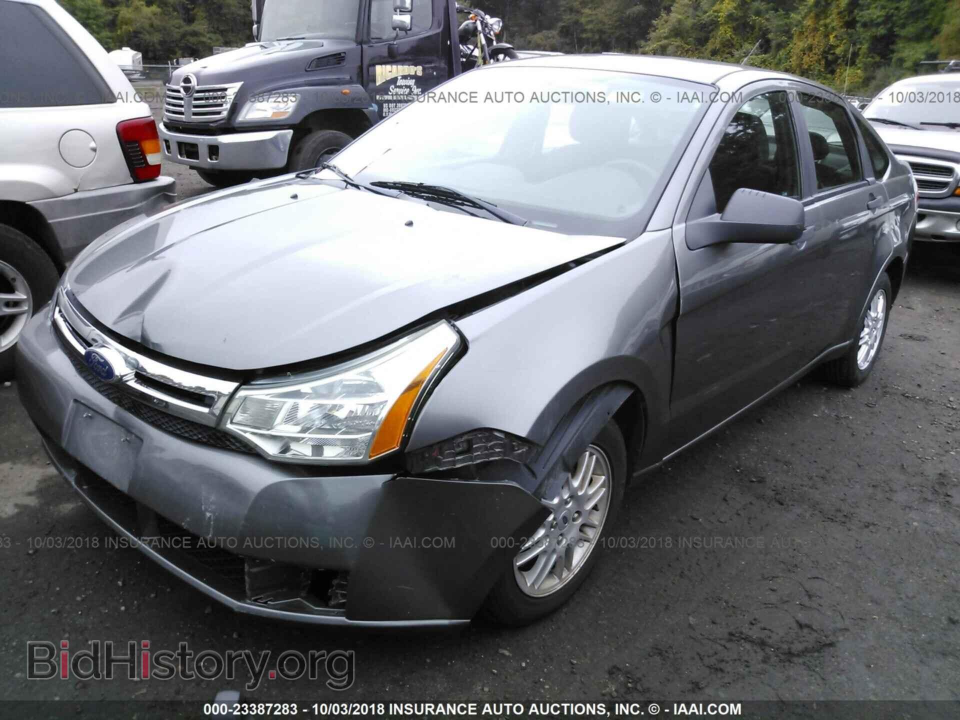2011 Ford Focus - VIN: 1FAHP3FN6BW123374 - Photo 2