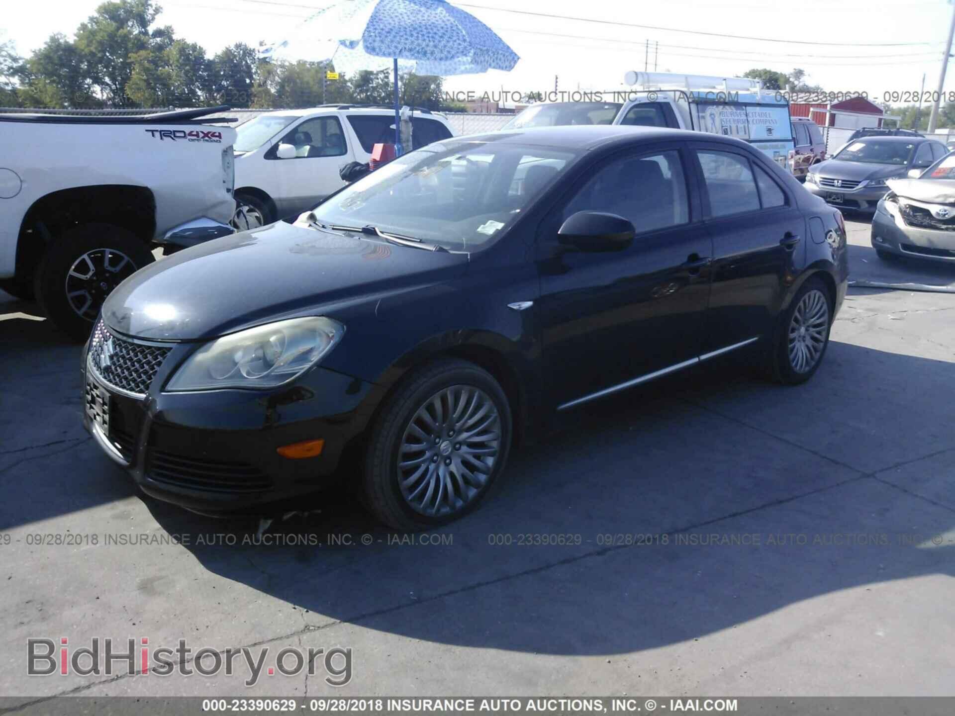 2011 Suzuki Kizashi - VIN: JS2RF9A34B6110462 - Photo 2