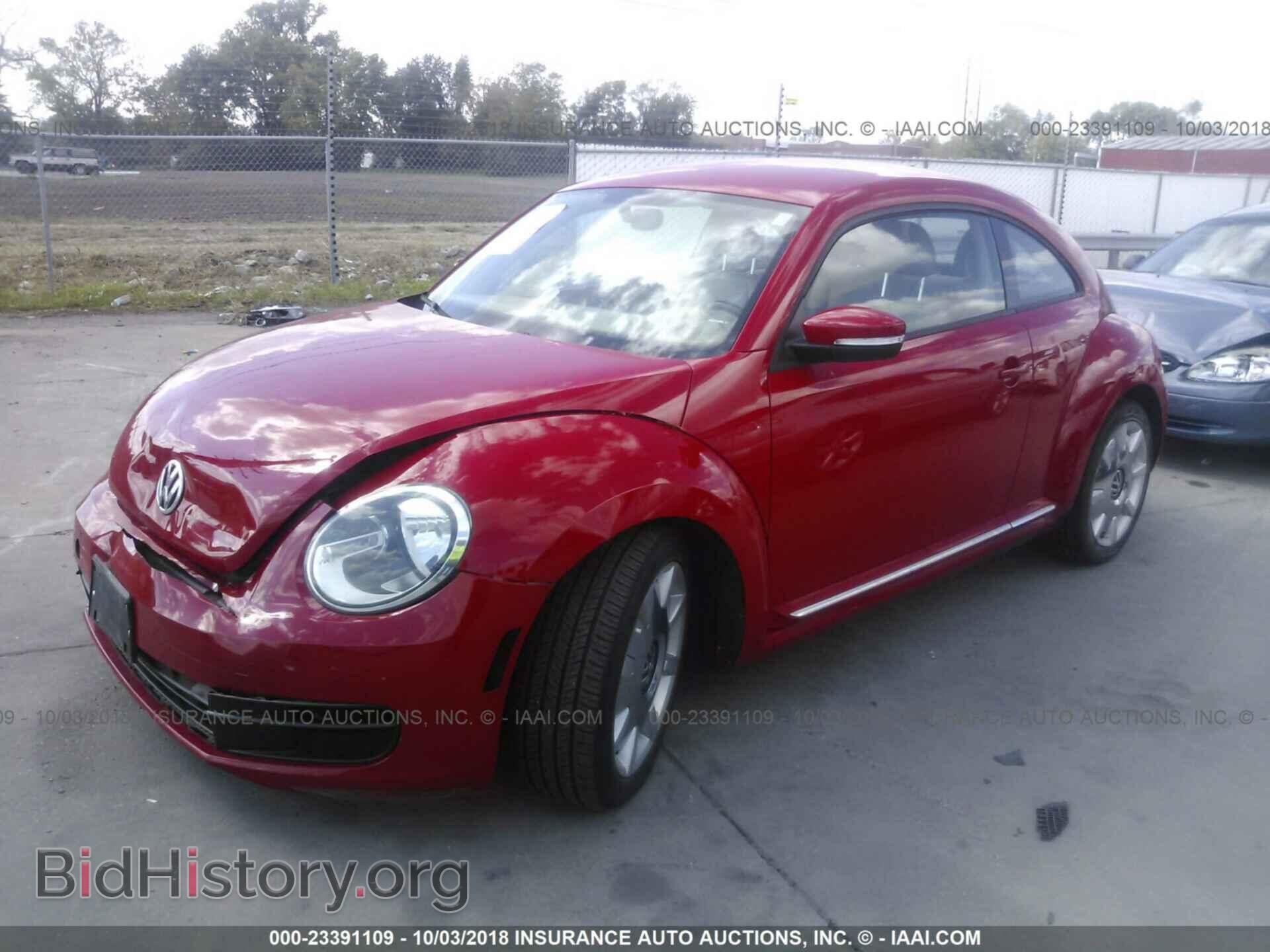 2012 Volkswagen Beetle - VIN: 3VWJP7AT5CM657991 - Фото 2