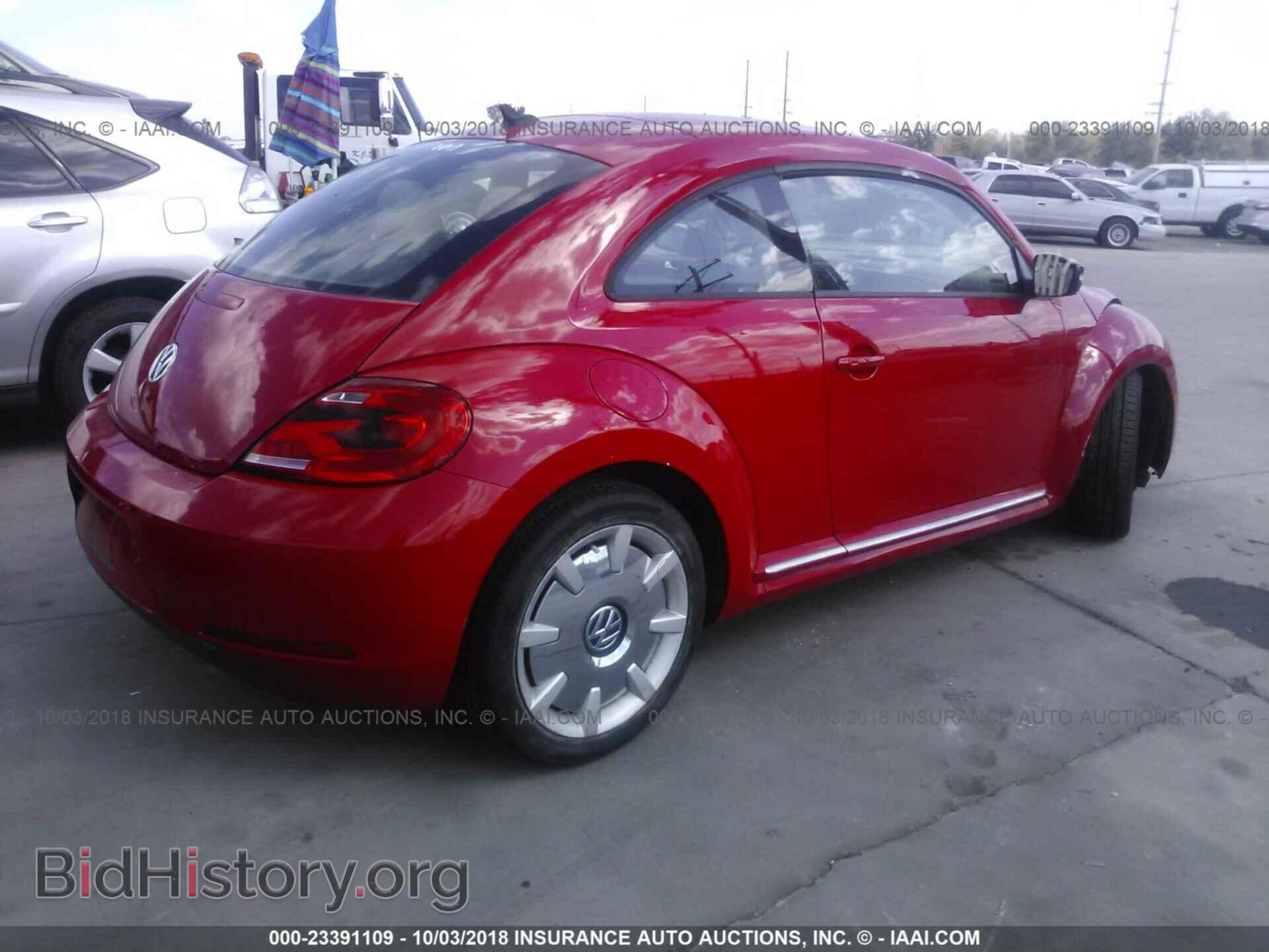 2012 Volkswagen Beetle - VIN: 3VWJP7AT5CM657991 - Фото 4