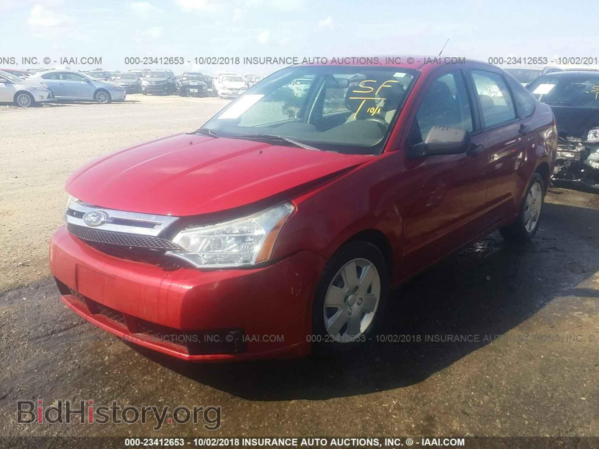 2011 Ford Focus - VIN: 1FAHP3EN7BW187604 - Photo 2