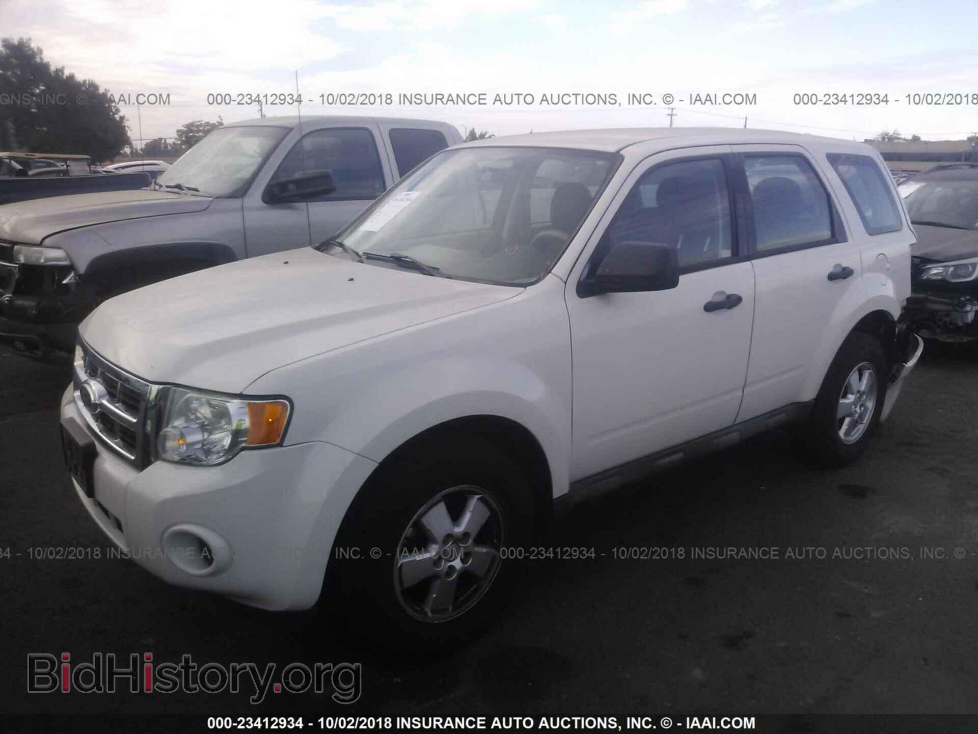 2011 Ford Escape - VIN: 1FMCU0C76BKA74746 - Photo 2