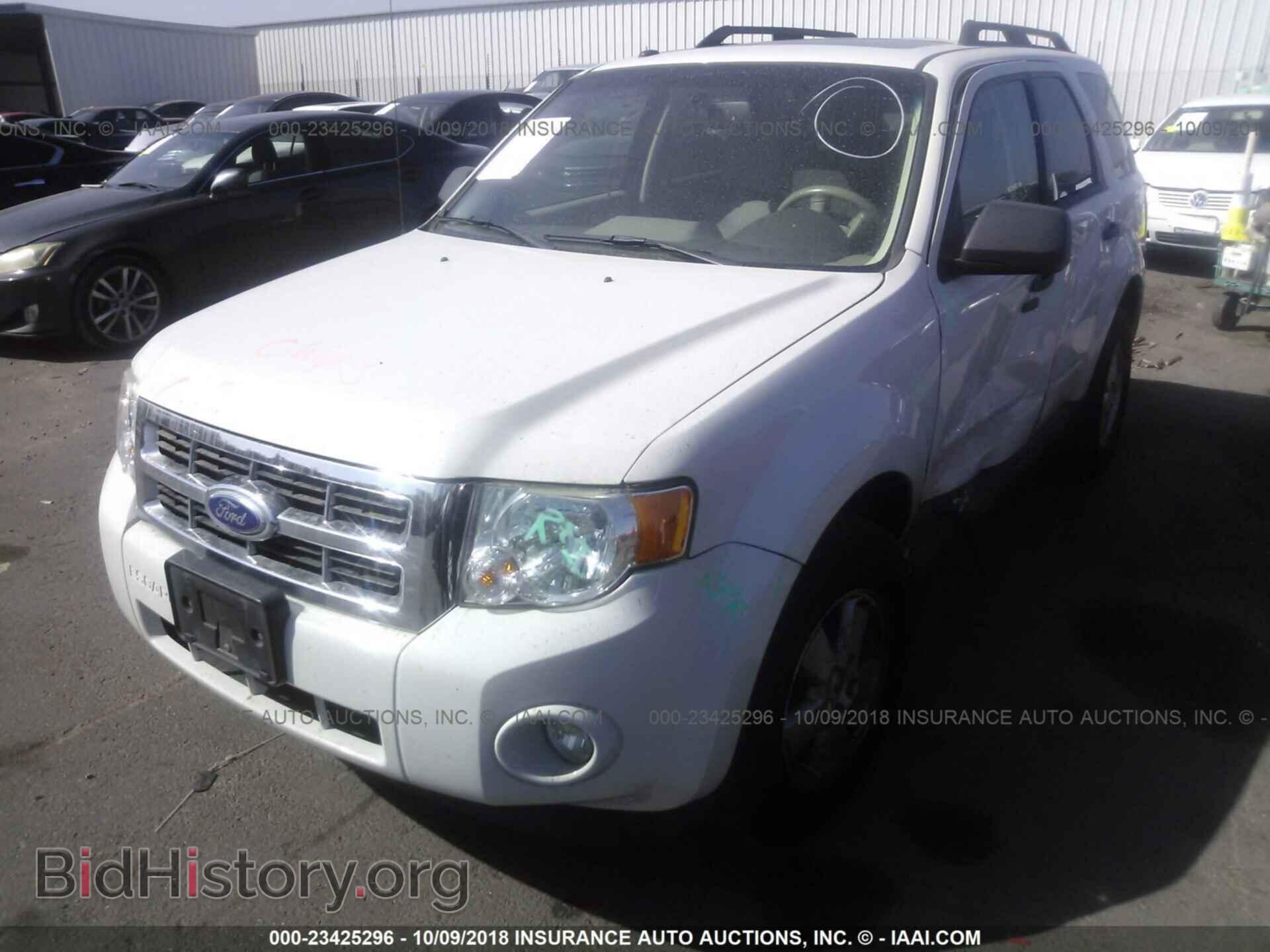 2011 Ford Escape - VIN: 1FMCU0D73BKC25654 - Фото 2