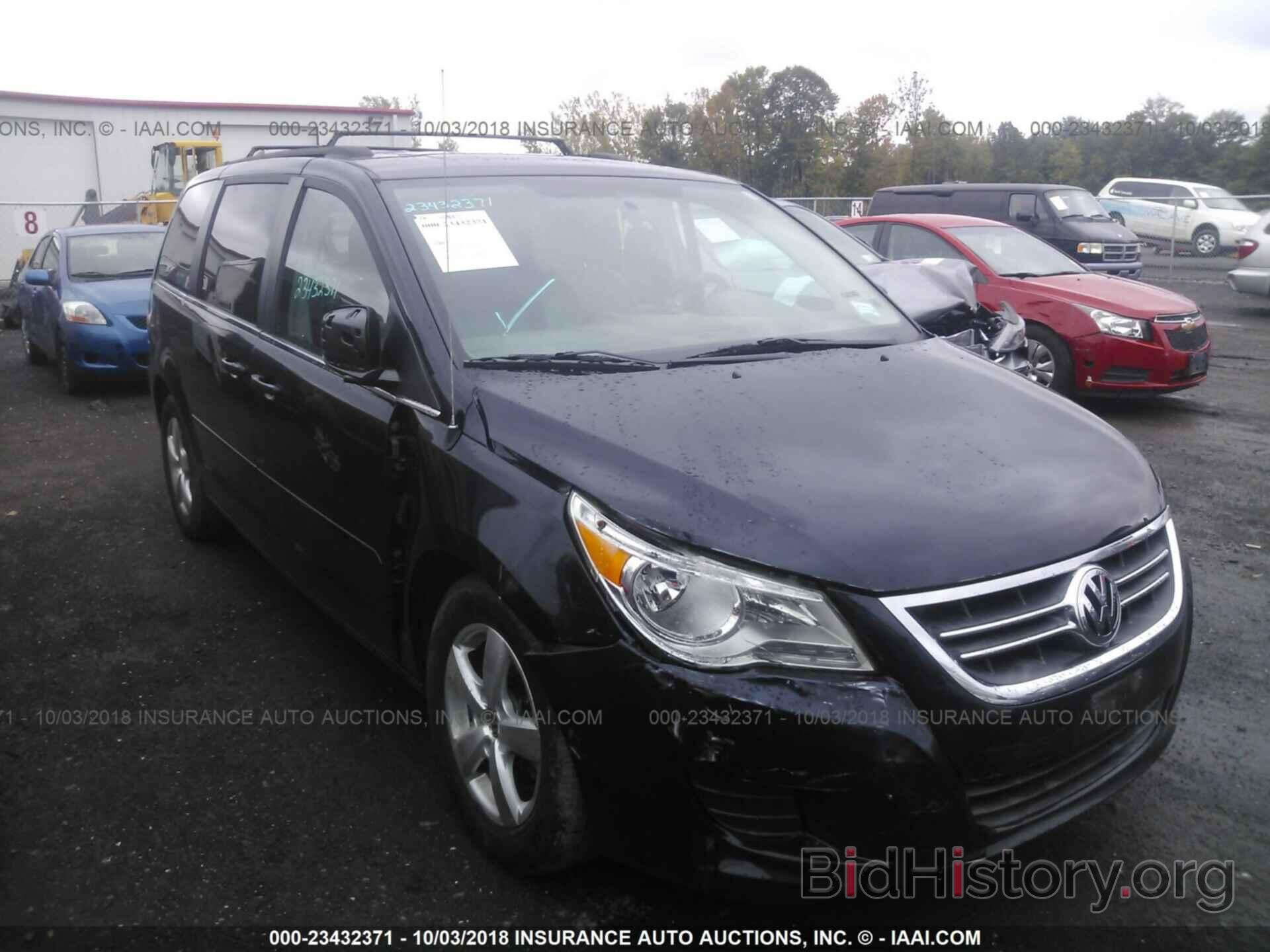 Photo 2V4RW5DG8BR691884 - Volkswagen Routan 2011