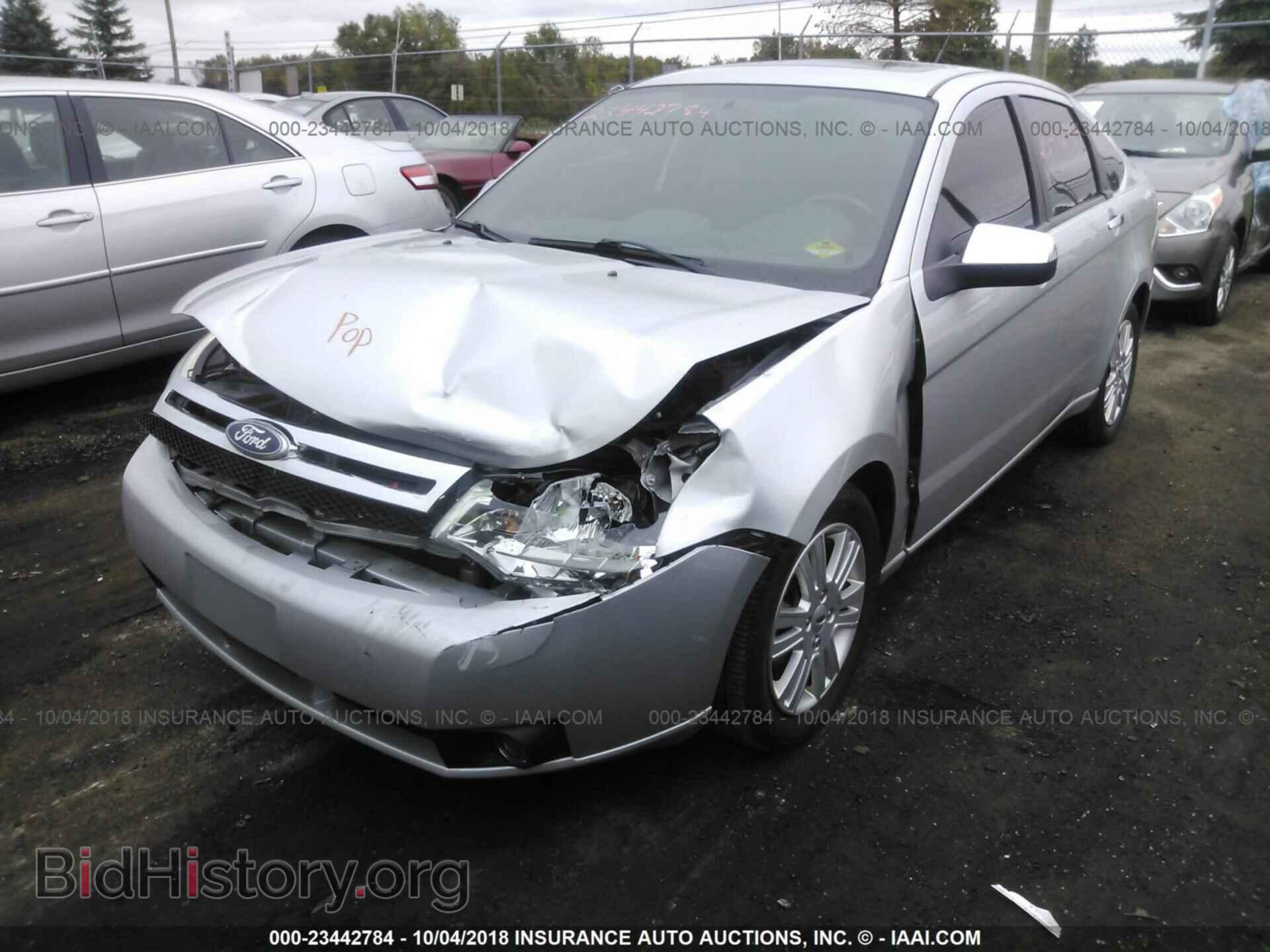 2011 Ford Focus - VIN: 1FAHP3HN1BW189070 - Фото 2